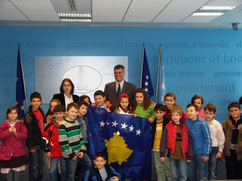 Kryeministri Thaçi priti në takim një grup nxënësish të Shkollës Fillore “Mileniumi i Tretë” në Prishtinë
