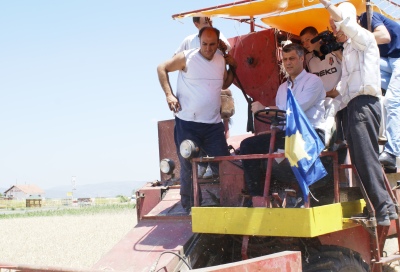 Kryeministri Hashim Thaçi mori pjesë në inaugurimin e fushatës së korrje shirjeve në Kosovë