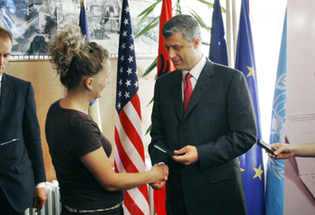 Kryeministri i Qeverisë së Republikës së Kosovës, Hashim Thaçi, dorëzon pasaportën e parë të Republikës së Kosovës