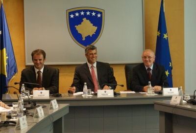 Qeveria e Republikës së Kosovës ka aprovuar vendimin për rritjen e pagave për personelin mësimdhënës dhe jomësimdhënës në shkollat e Republikës së Kosovës