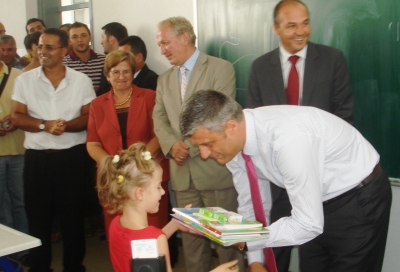 Kryeministri Hashim Thaçi, përuroi shkollat e reja në Kastrioit dhe në Nedakofc, si dhe shpërndau Abetaret e para për nxënësit e shkollës “Xhemail Mustafa” në Prishtinë