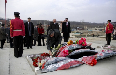 Kryeministri Thaçi bën homazh para varrit të Komandantit legjendar Adem Jashari: Për herë të parë në historinë e shqiptarëve, 28 Nëntori po shënohet në Kosovën e pavarur, sovrane dhe demokratike