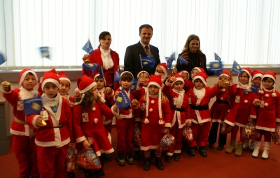 Zamenik Premijera Kuçi je povodom novogodišnjih praznika dodelio je poklone deci obdaništa “Lule Bora“ u Prugovcu, opština Priština