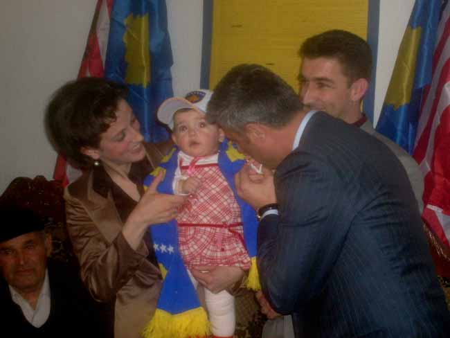 Premijer Hashim Thaci je posetio prvorođeno dete na Dan nezavinosti