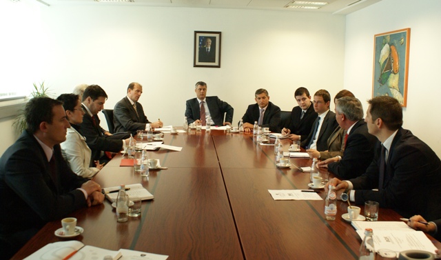 Kryeministri Thaçi diskuton me komunitetin bankar për krijimin e fondit të veçantë për ndalimin e rrezikut në sektorin e bujqësisë dhe veprimtaritë prodhuese