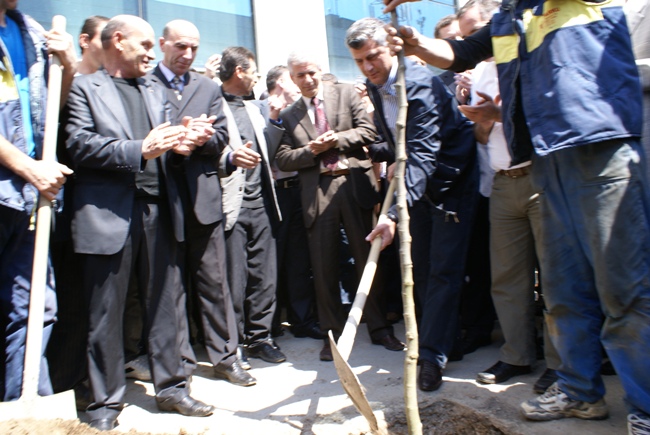 Kryeministri Thaçi vazhdon gjelbërimin e hapësirave publike edhe në Ferizaj: Ne sot ne po e ndërtojmë dhe po e mbjellim Kosovën tonë të ardhshme