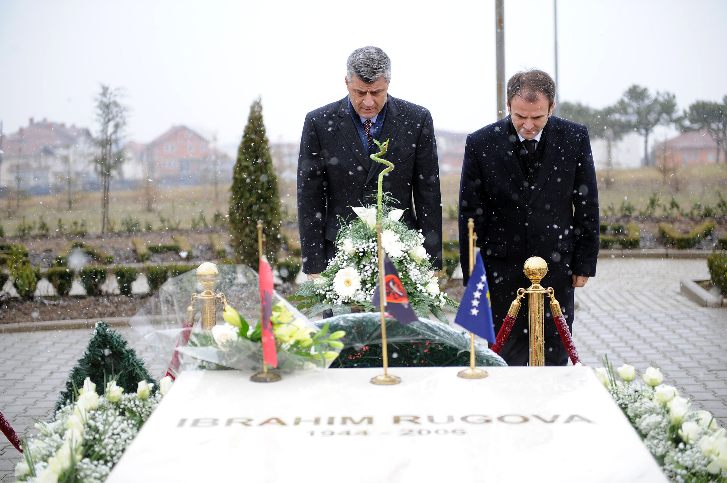 Kryeministri Hashim Thaçi bënë homazhe para varrit të presidentit të ndjerë Ibrahim Rugova