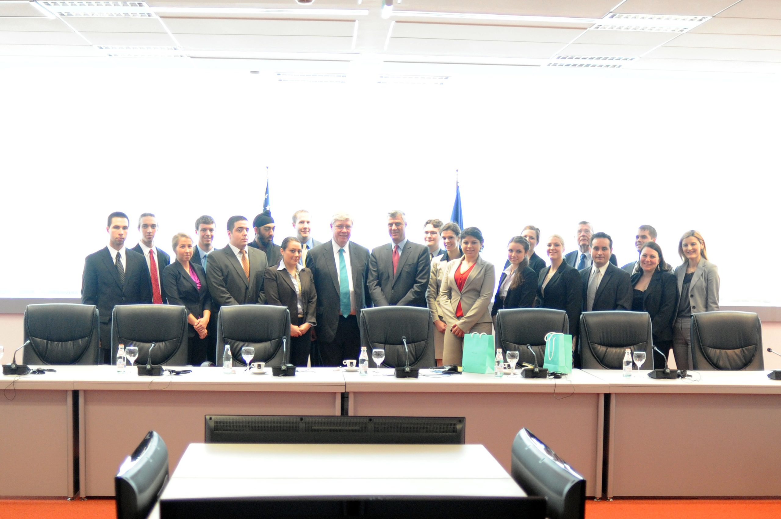 Kryeministri Thaçi priti Ambasadorin John K. Menzies, dekan i shkollës së Diplomacisë dhe Marrëdhënieve Ndërkombëtare të Universitetit Seton Hall, në Nju Xhersit të SHBA-ve, i cili shoqërohej nga një grup i studentëve të këtij universiteti