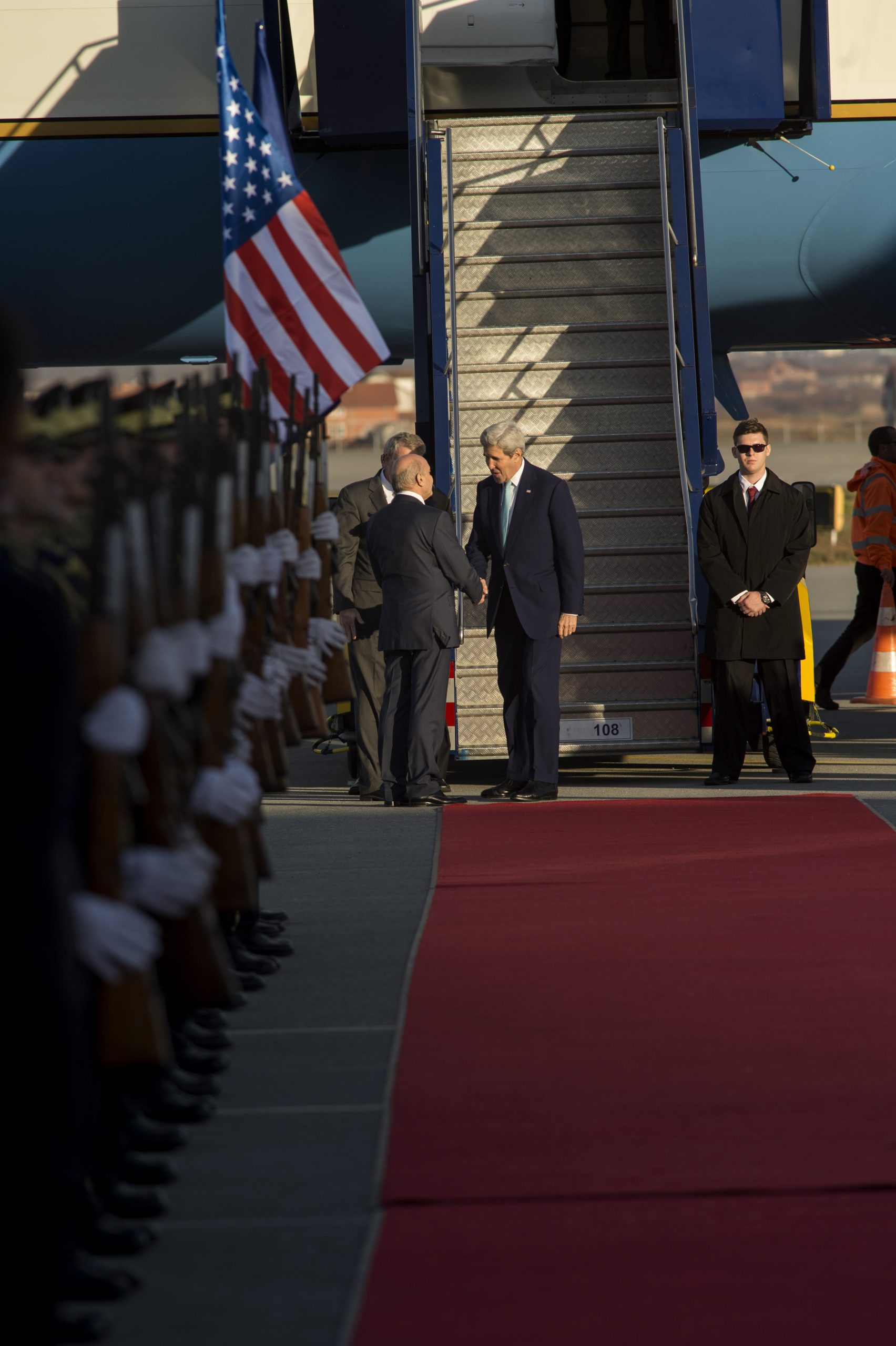 Kryeministri Isa Mustafa i uroi mirëseardhje në Kosovë sekretarit amerikan John Kerry