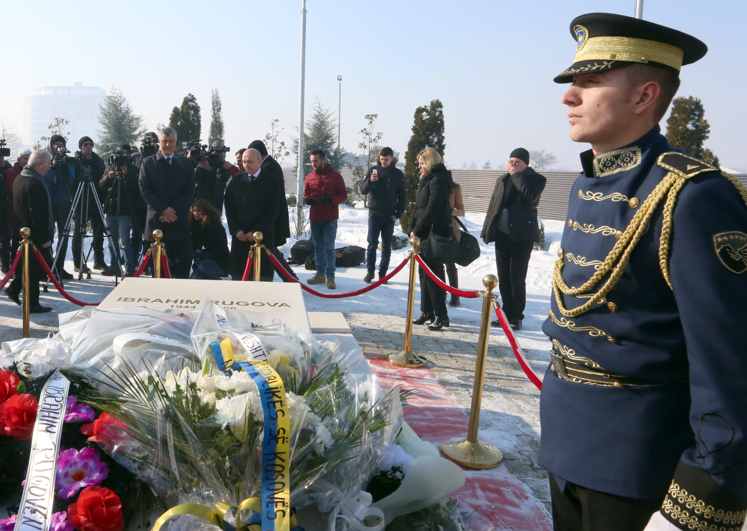 Kabineti qeveritar bëri homazhe pranë varrit të Presidentit Historik të Kosovës, Dr. Ibrahim Rugova