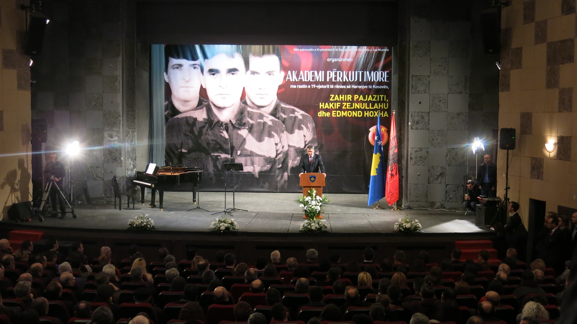 U mbajt Akademi Përkujtimore në 19 vjetorin e rënies së Heronjve të Kosovës, Zahir Pajaziti, Hakif Zejnullahu dhe Edmond Hoxha