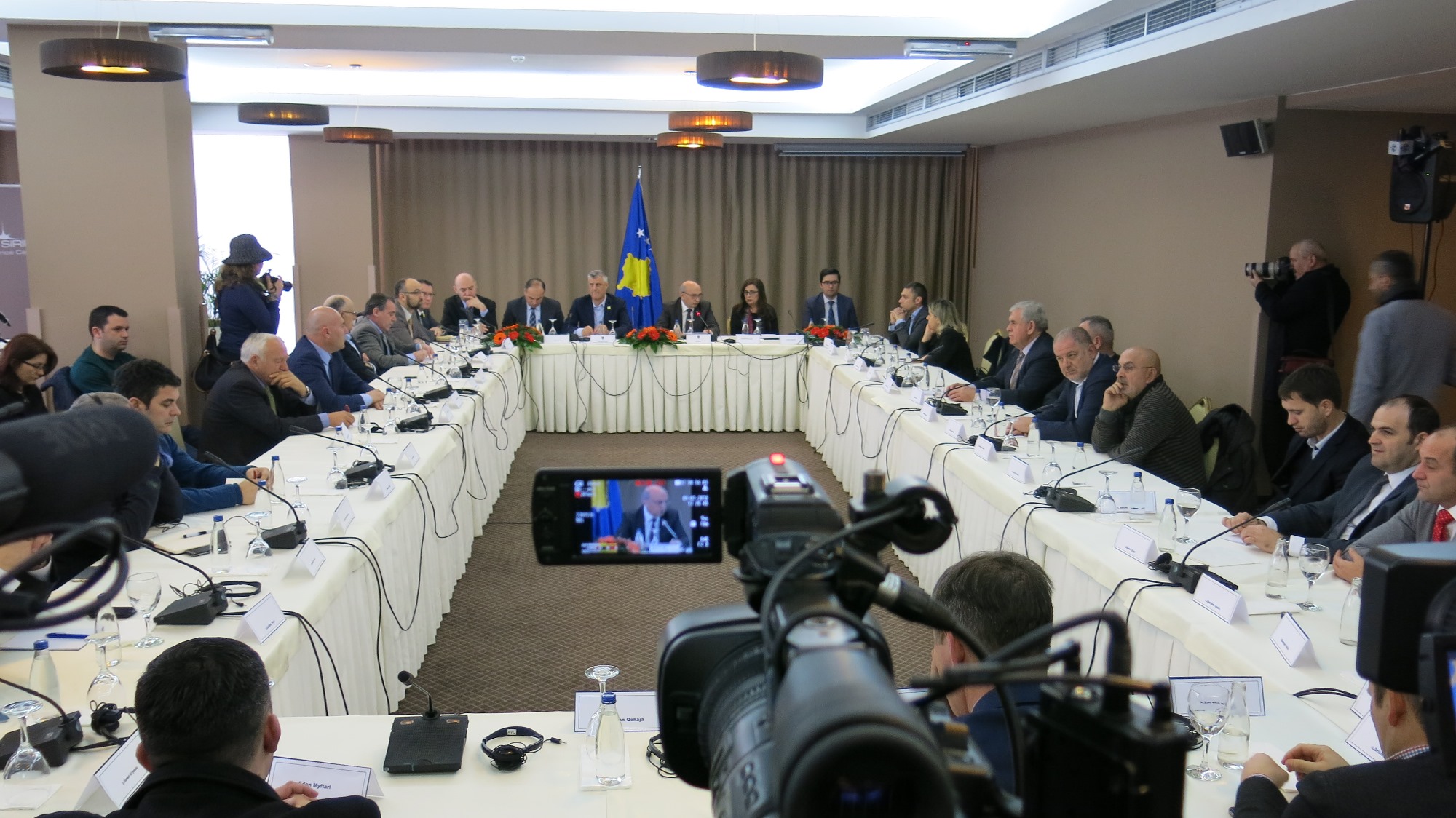 Kryeministri Mustafa mori pjesë në tryezën e organizuar me përfaqësues të medieve dhe të shoqërisë civile