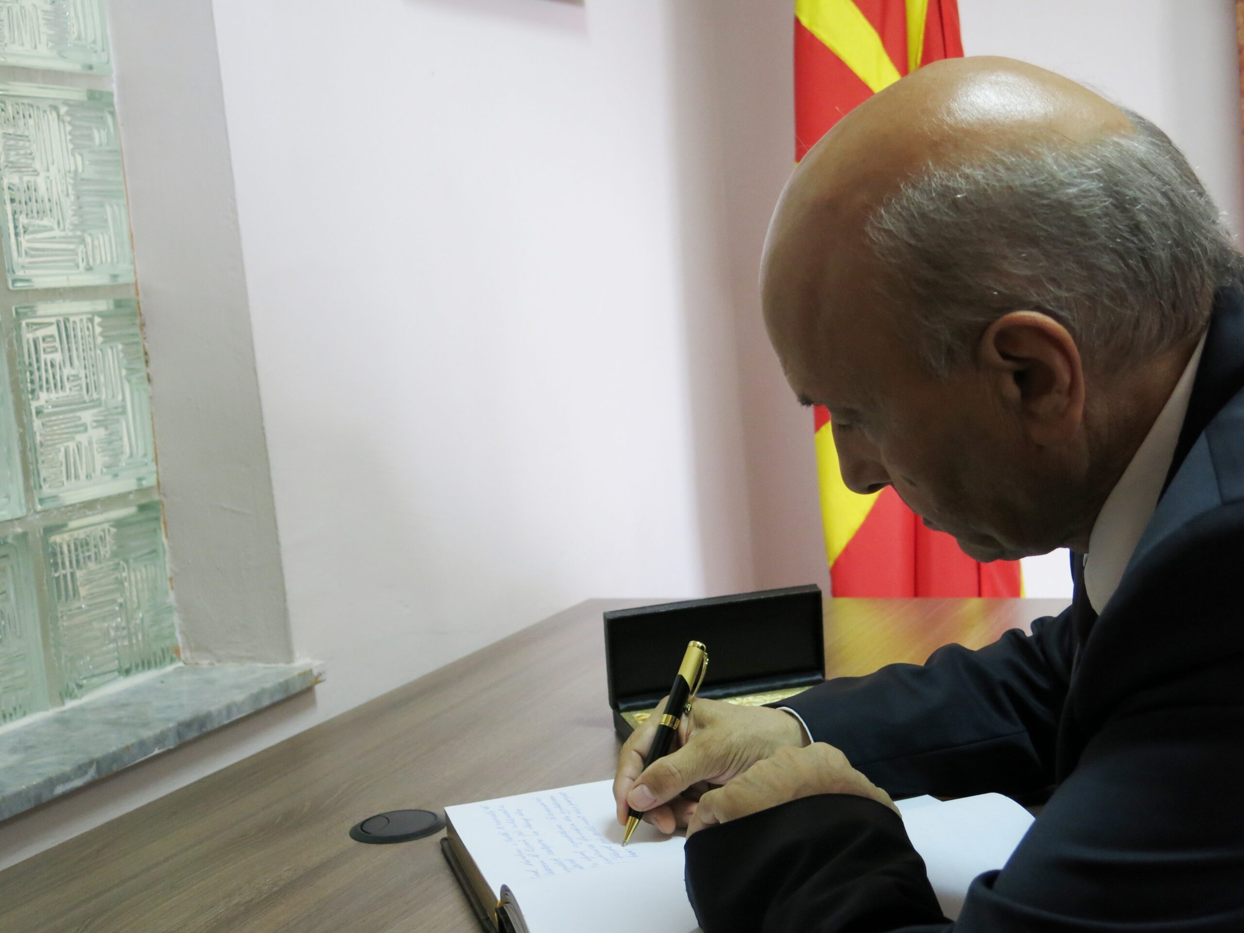 Kryeministri Mustafa u nënshkrua në librin e zisë për nder të viktimave të përmbytjeve në Maqedoni