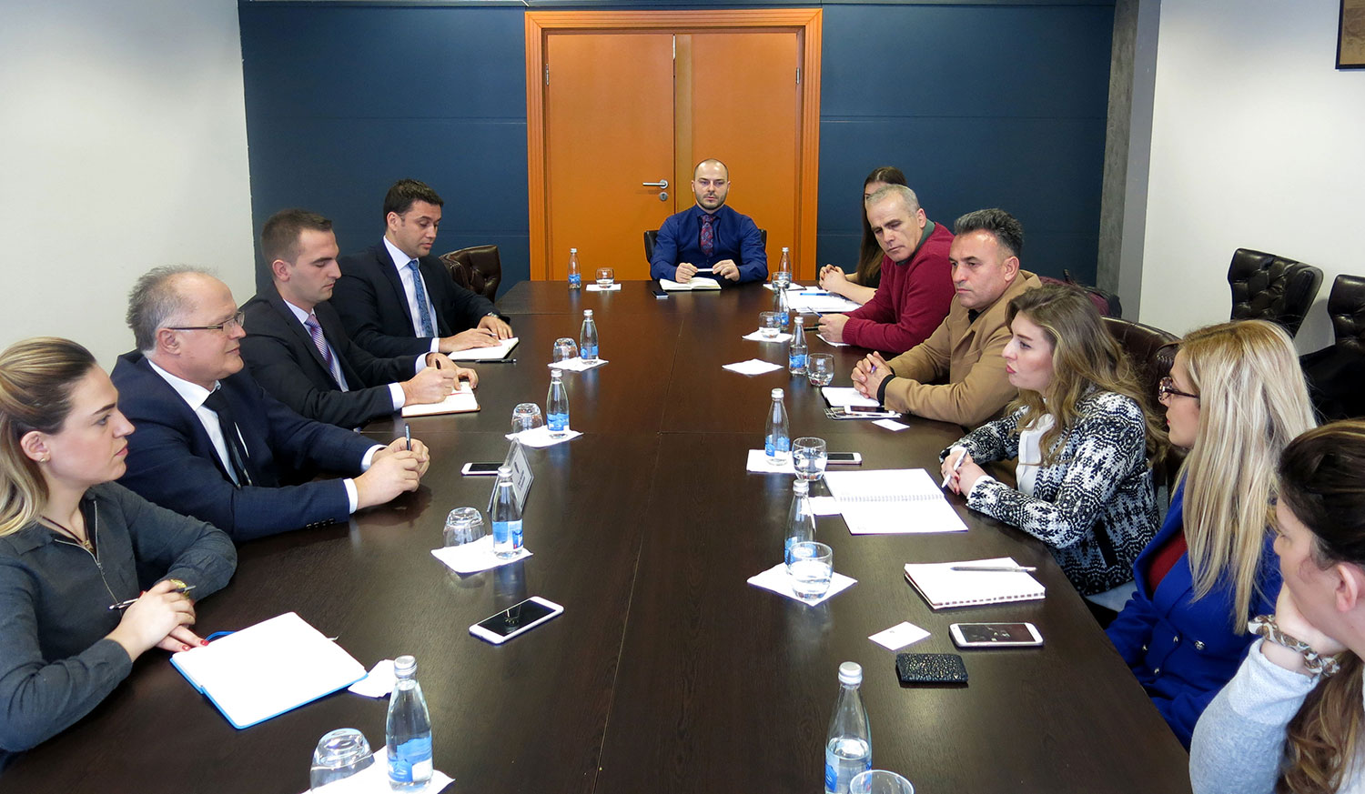 Zëvendëskryeministri Kelmendi priti përfaqësuesit e Shoqatës Kosovare për Marketing të Veshmbathjeve