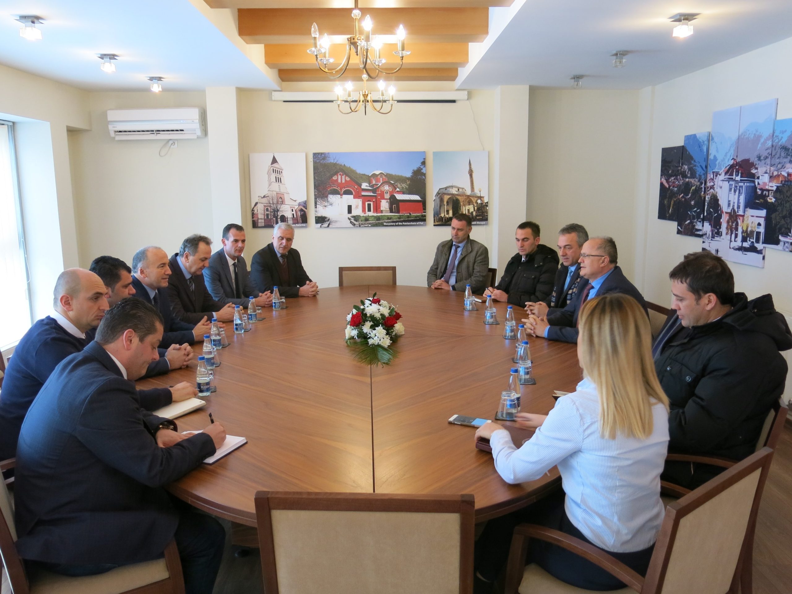 Zëvendëskryeministri Kelmendi vizitoi autoritetet lokale, dy shkolla profesionale  dhe bizneset në Pejë