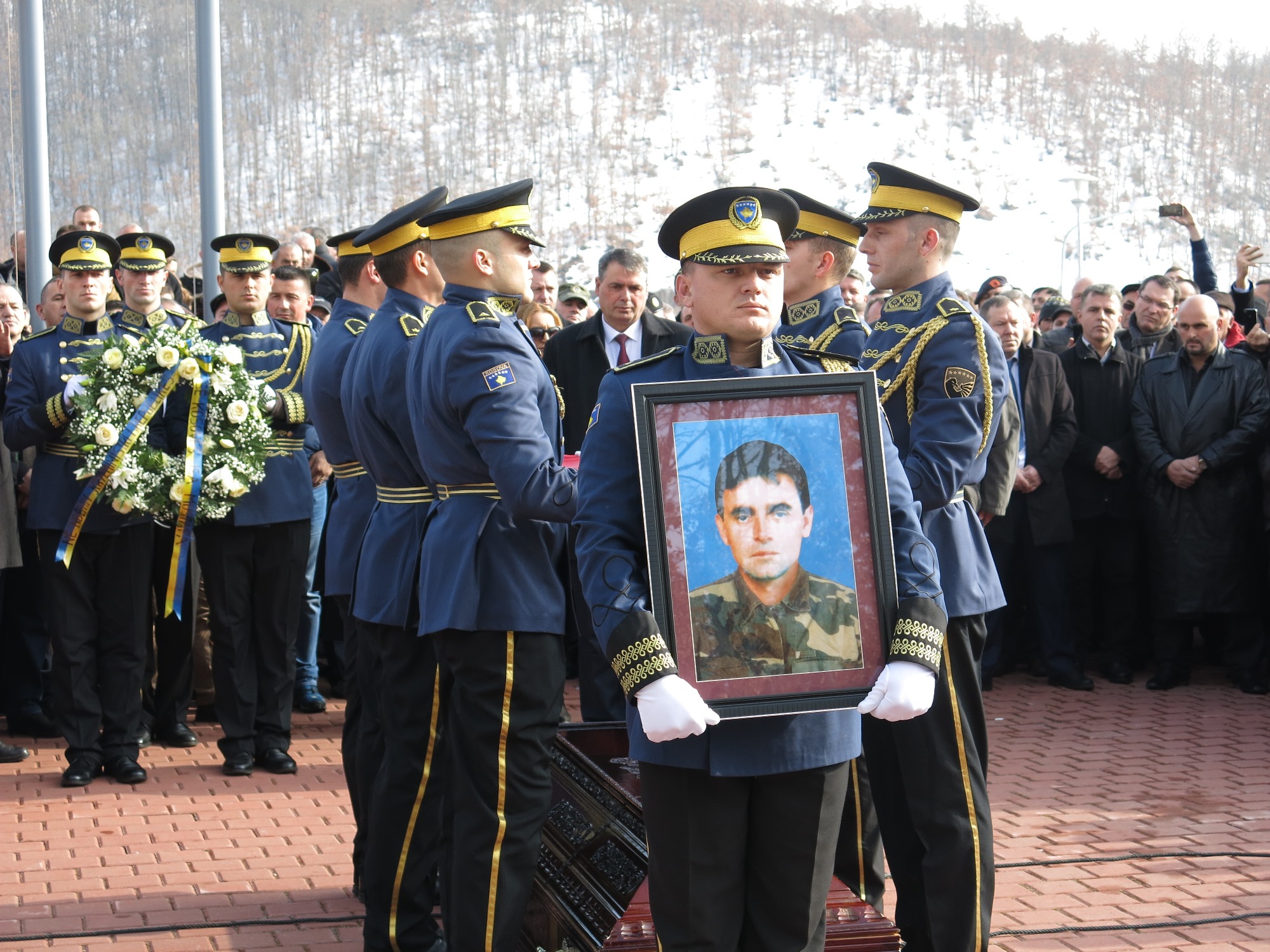U bë rivarrimi i Heroit Zahir Pajaziti dhe u mbajt Akademi Përkujtimore në 20- vjetorin e rënies së Heronjve Zahir Pajaziti, Hakif Zejnullahu dhe Edmond Hoxha