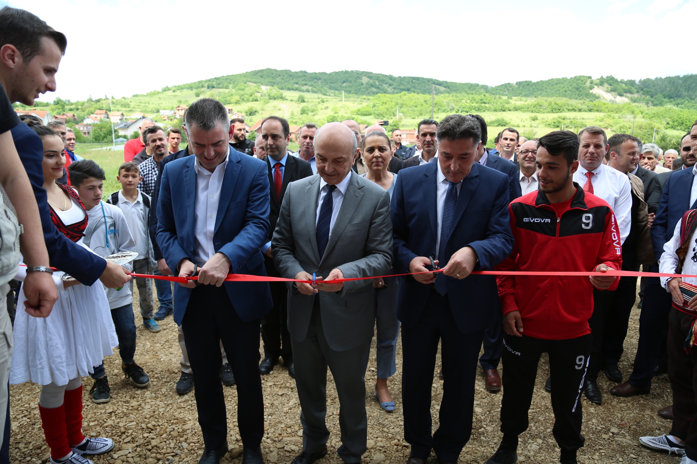 Kryeministri Mustafa përuroi palestrën e re sportive në Kamenicë