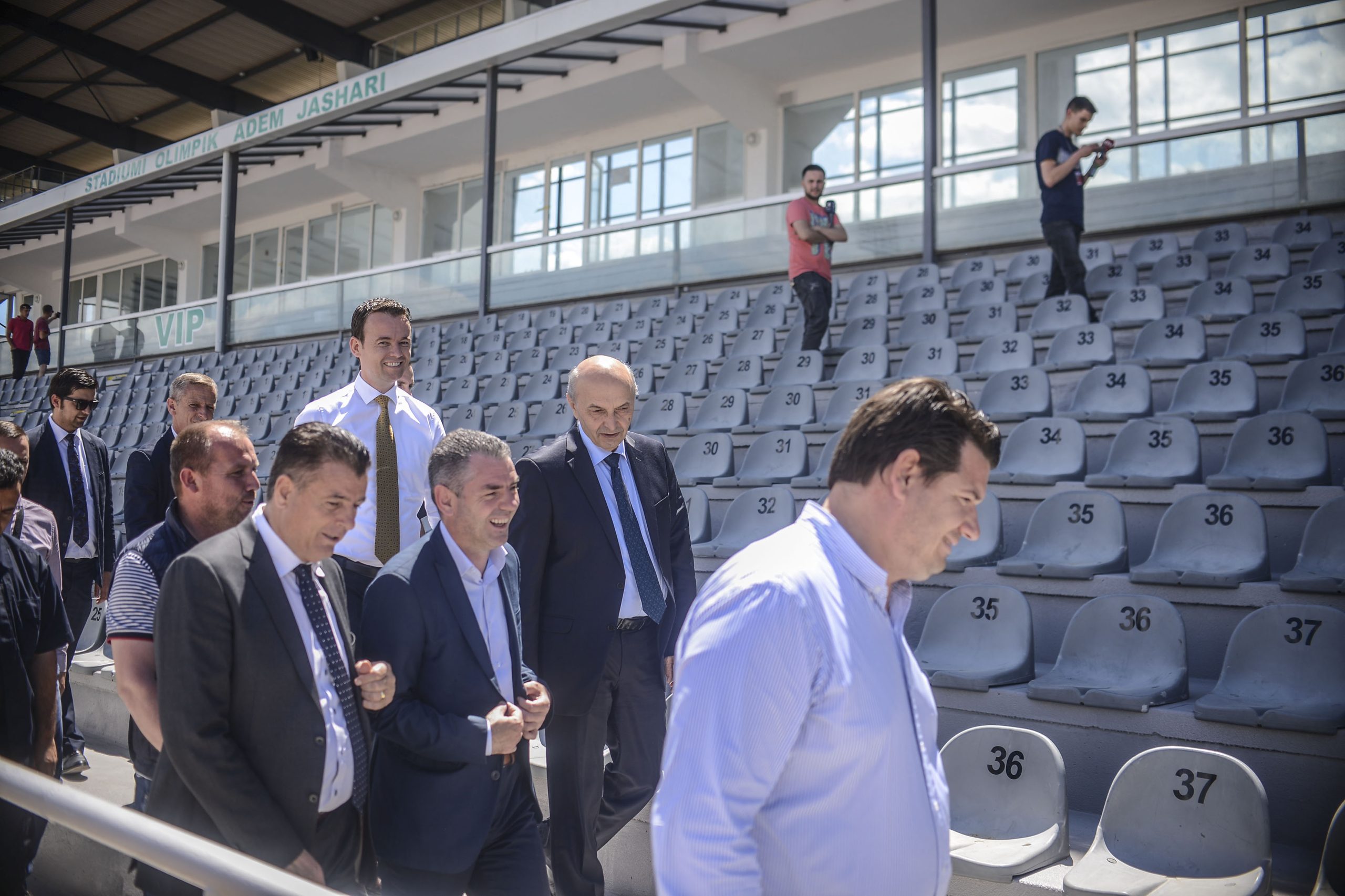 Kryeministri Mustafa vizitoi Stadiumin “Adem Jashari” të ndërtuar sipas standardeve të UEFA-s dhe FIFA-s