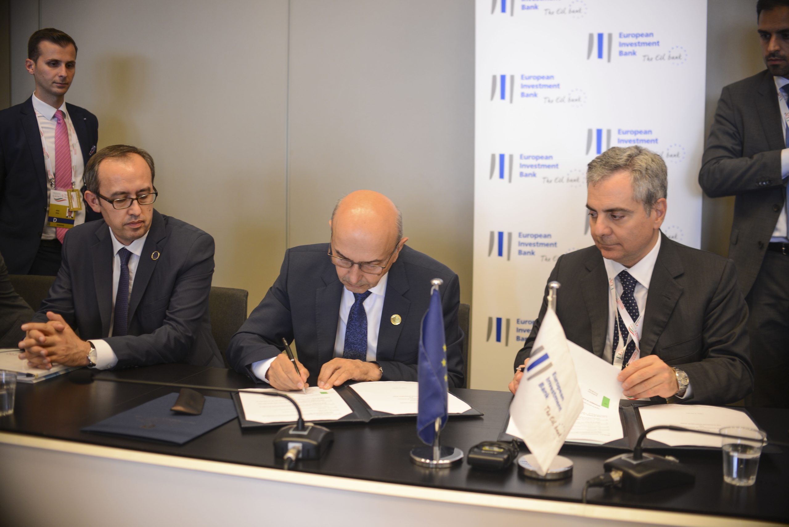 Kryeministri Mustafa nënshkroi Memorandum Mirëkuptimi me Bankën Evropiane të Investimeve