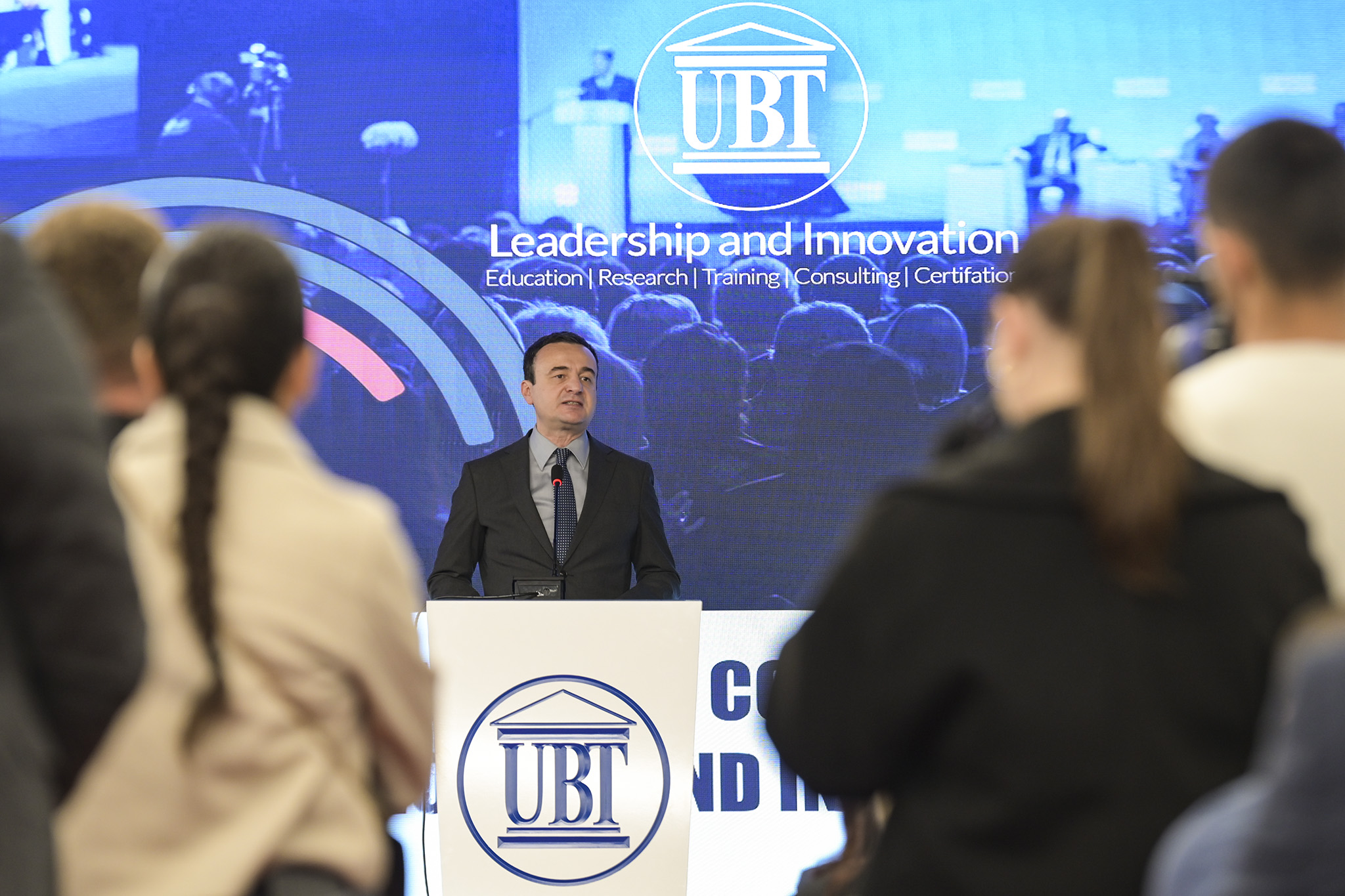 Kryeministri Kurti mori pjesë në konferencën me temë “Lidershipi në kohë sfiduese”