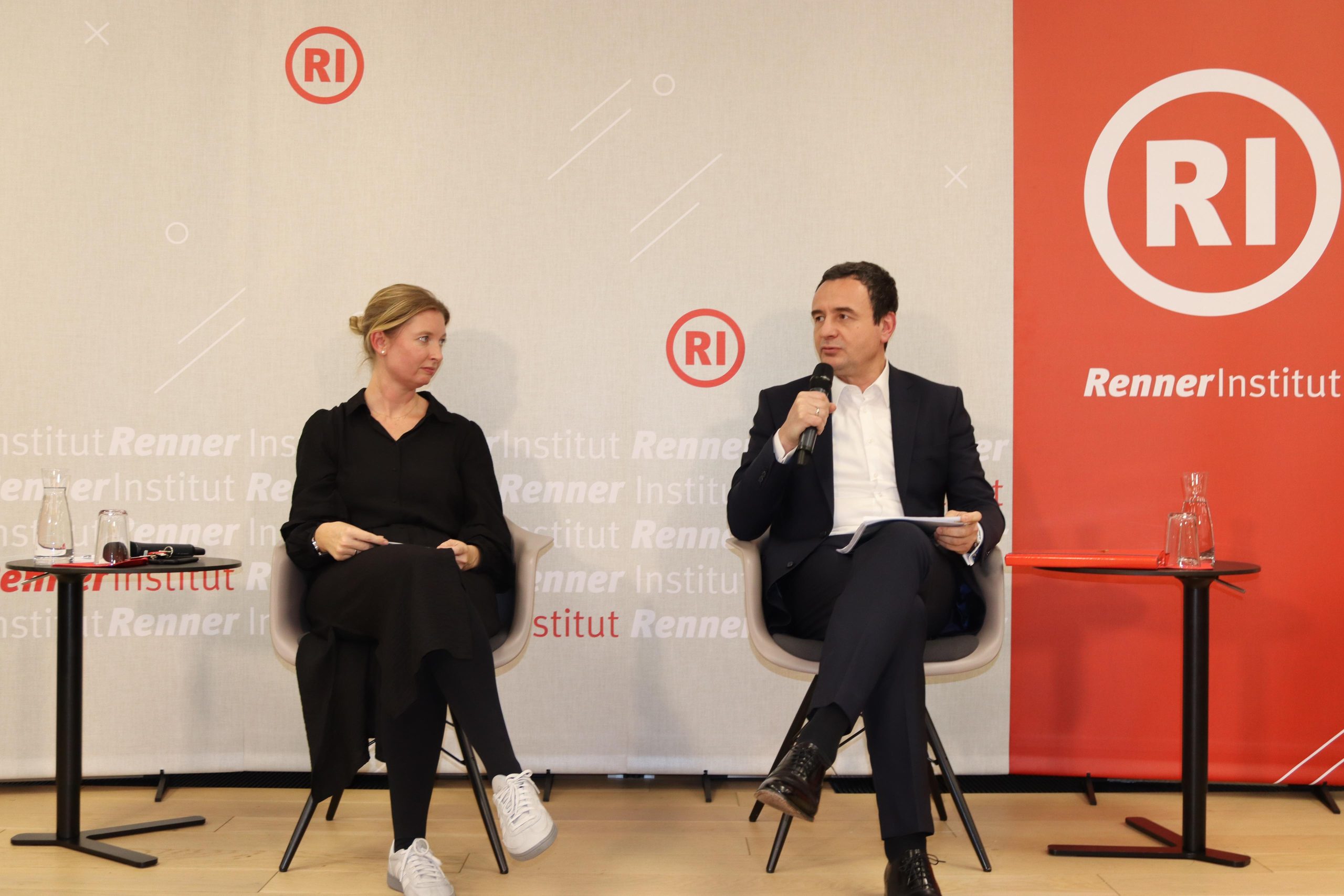 Kryeministri Kurti ishte i ftuar i Institutit Karl – Renner për të diskutuar për zhvillimet në dhe përreth Kosovës