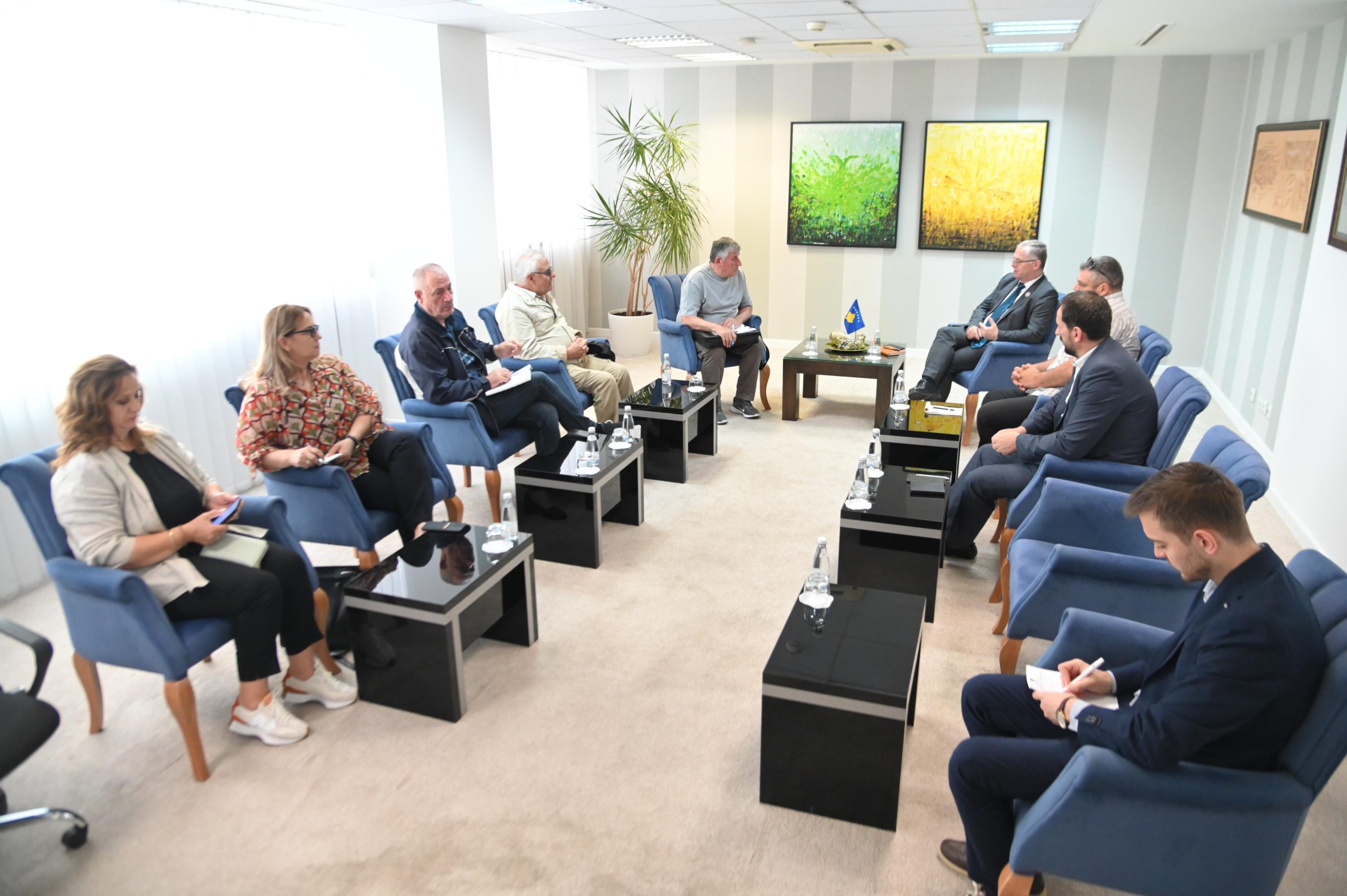 Zëvendëskryeministri Bislimi priti në takim përfaqësues të Këshillit Koordinues të Asociacioneve Familjare të të Zhdukurve të Kosovës