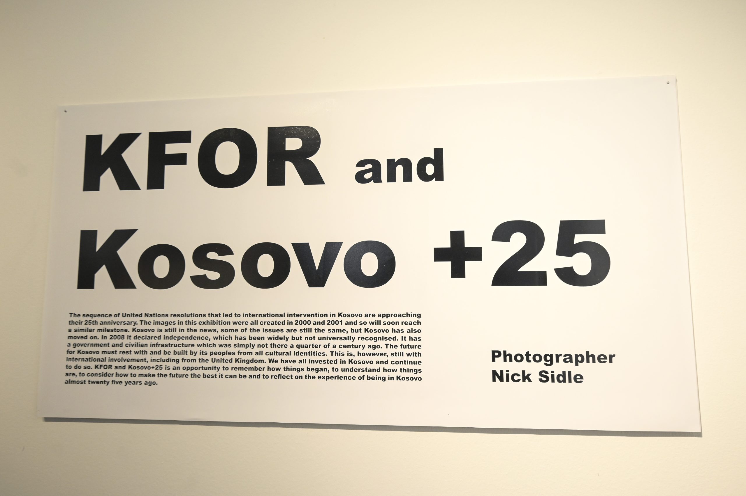 Kryeministri Kurti vizitoi ekspozitën e fotodokumentarit “KFOR and Kosovo + 25”