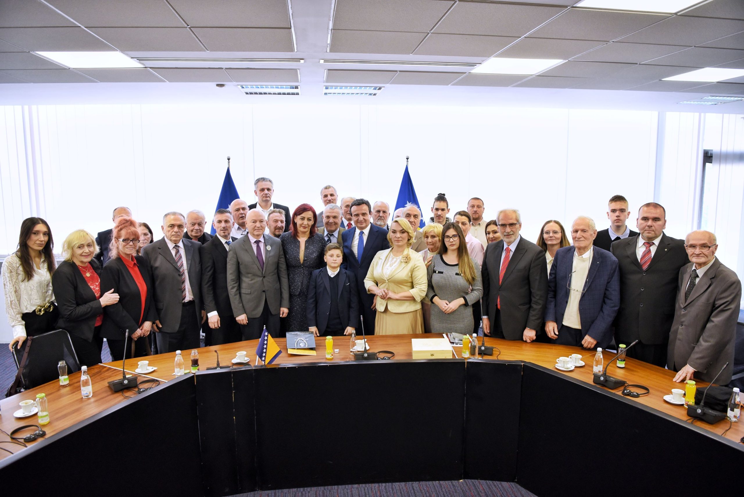 Premijer Kurti dočekao je prvu grupa građana iz Bosne i Hercegovine koja je putovala sa ličnim kartama na Kosovo