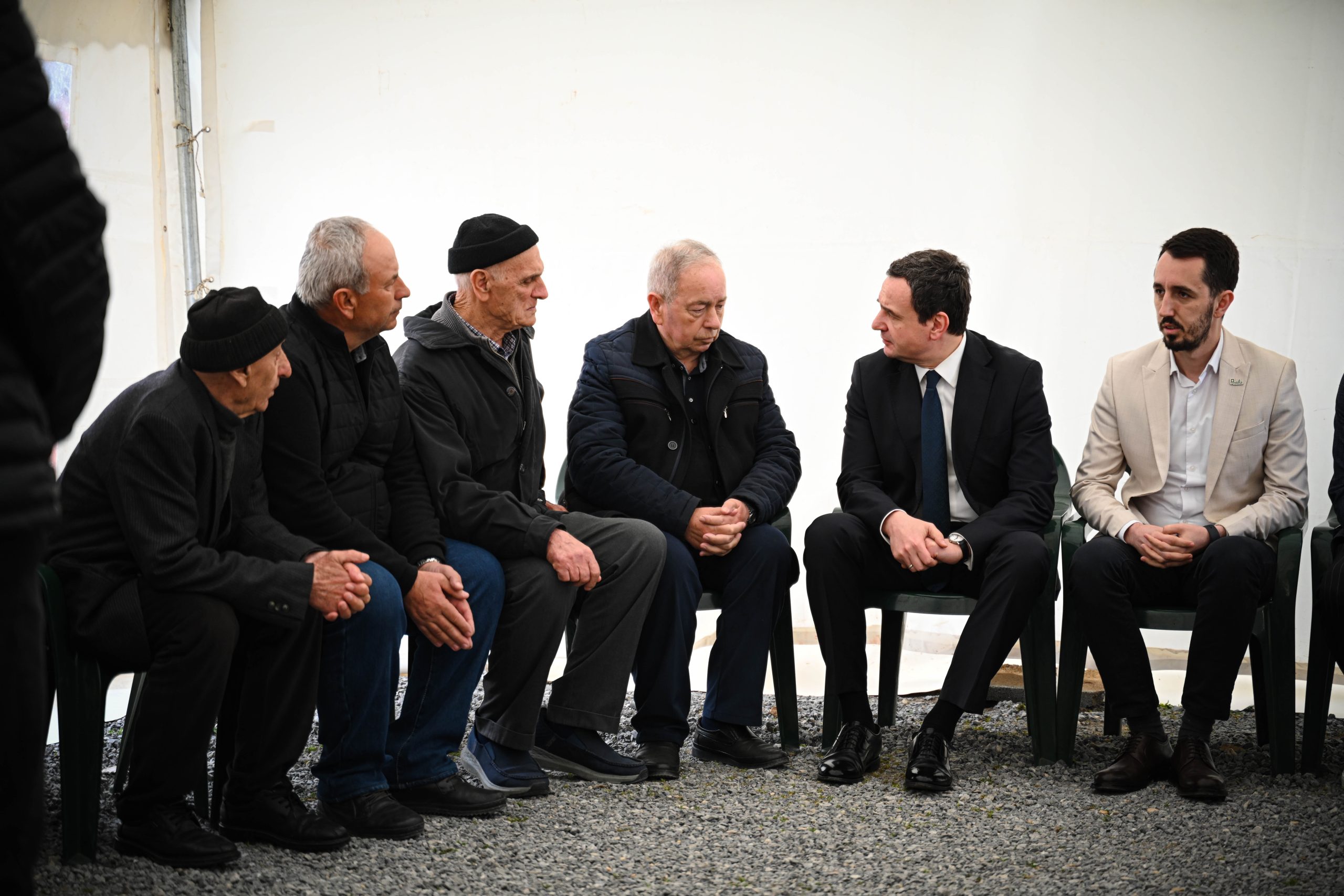 Premijer Kurti posetio je porodice Basha i Thaçi u opštini Kamenica da im izrazi saučešće