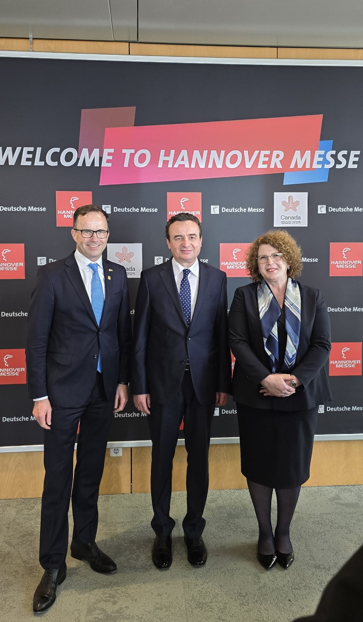 Premijer Kurti obišao je štandove i paviljone vodećih kompanija kao što su Bosch Rekroth, Festo, Siemens, Aleph Alpha, SAP, Schneider Electric i sastao se sa izvršnim direktorom Deutsche Messe Jochenom Kockleom