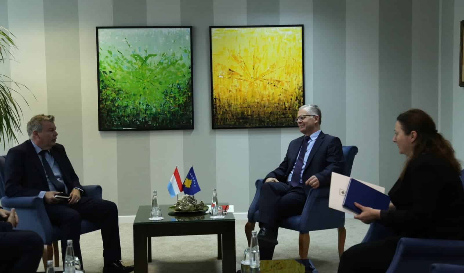 Zëvendëskryeministri Bislimi priti në takim ambasadorin e Luksemburgut në Kosovë, Eric Dietz