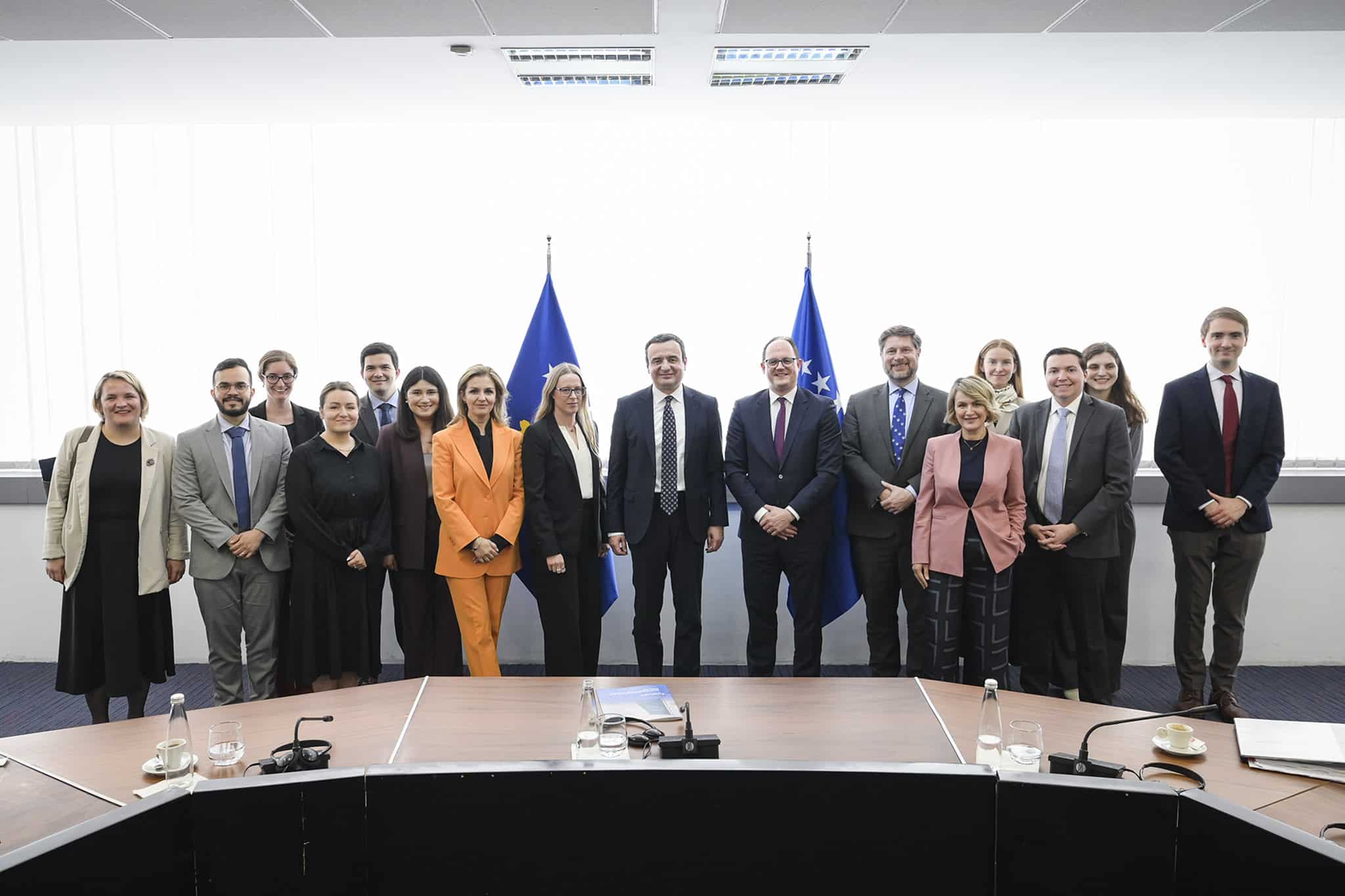 Kryeministri Kurti mirëpriti një delegacion të stafit të Kongresit amerikan
