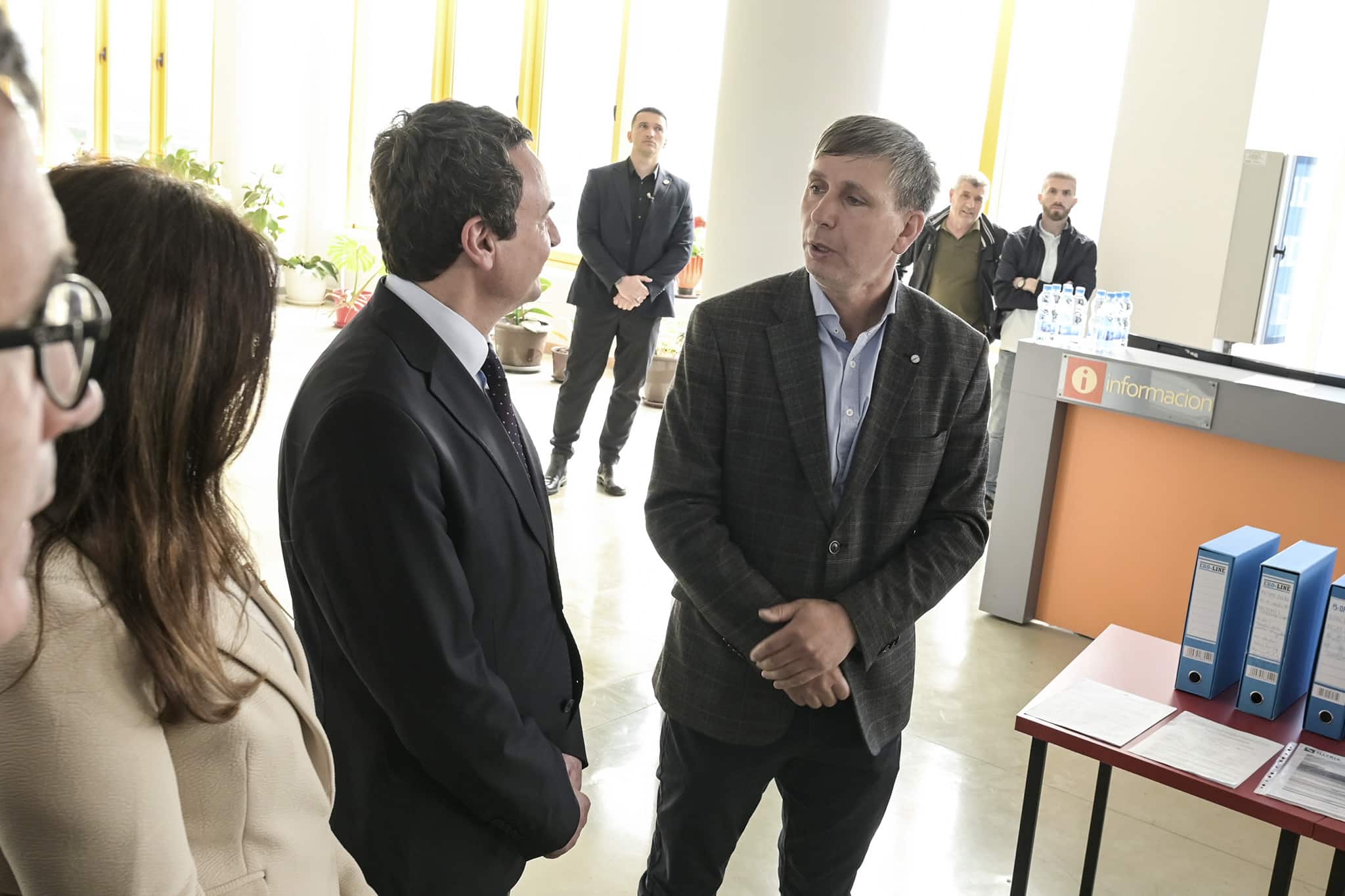 Kryeministri Kurti vizitoi Qendrën e Kompetencës në Skenderaj me rastin e mbajtjes së provimit praktik të nxënësve në mësimin dual