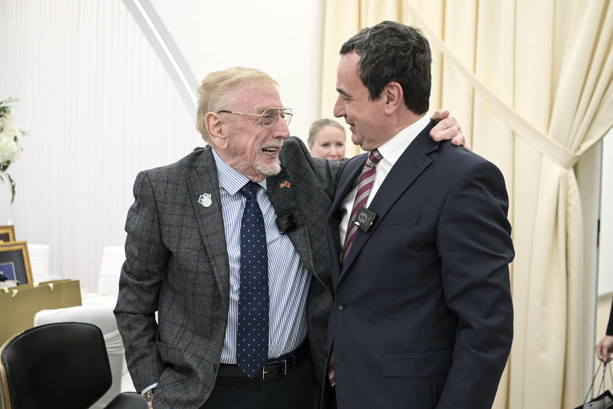 Premijer Kurti čestita ambasadoru Vokeru 90. rođendan