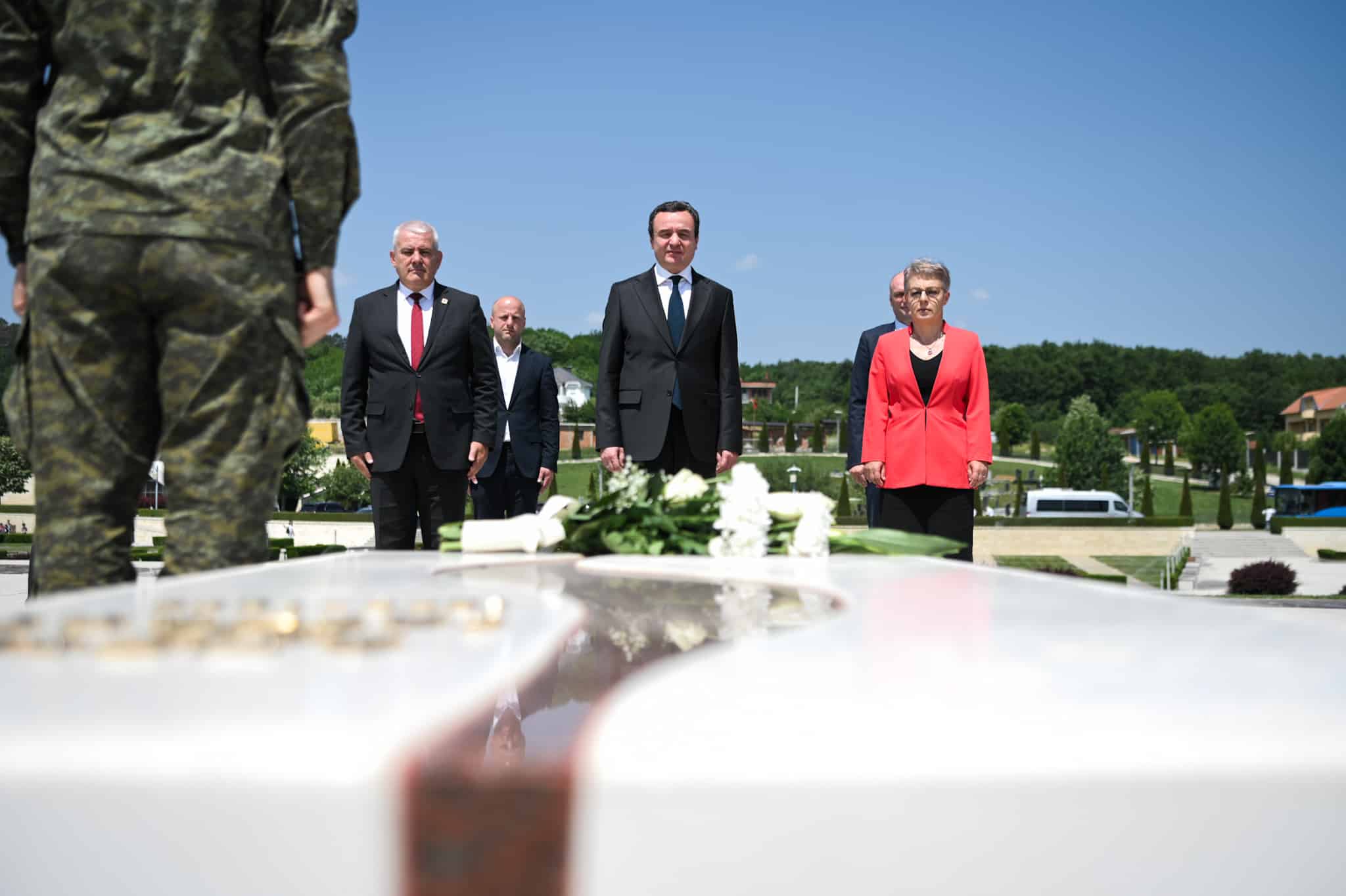 Prime Minister Kurti paid tribute at the grave of former President Dr. Ibrahim Rugova, the activist Adem Demaçi, and at the gravesites of the Jashari family at the “Adem Jashari” Memorial Complex