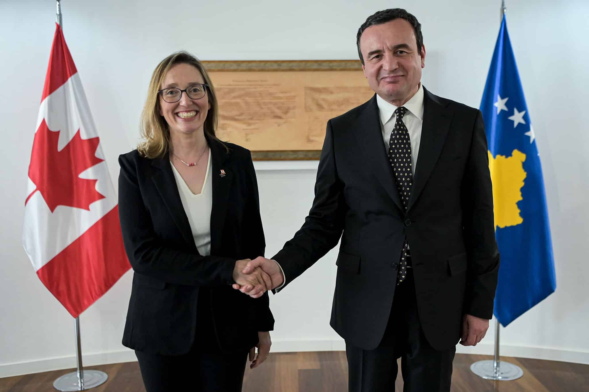 Kryeministri Kurti mirëpriti ambasadoren jo-rezidente të Kanadasë për Kosovë, Jessica Blitt bashkë me një delegacion të senatoreve kanadeze