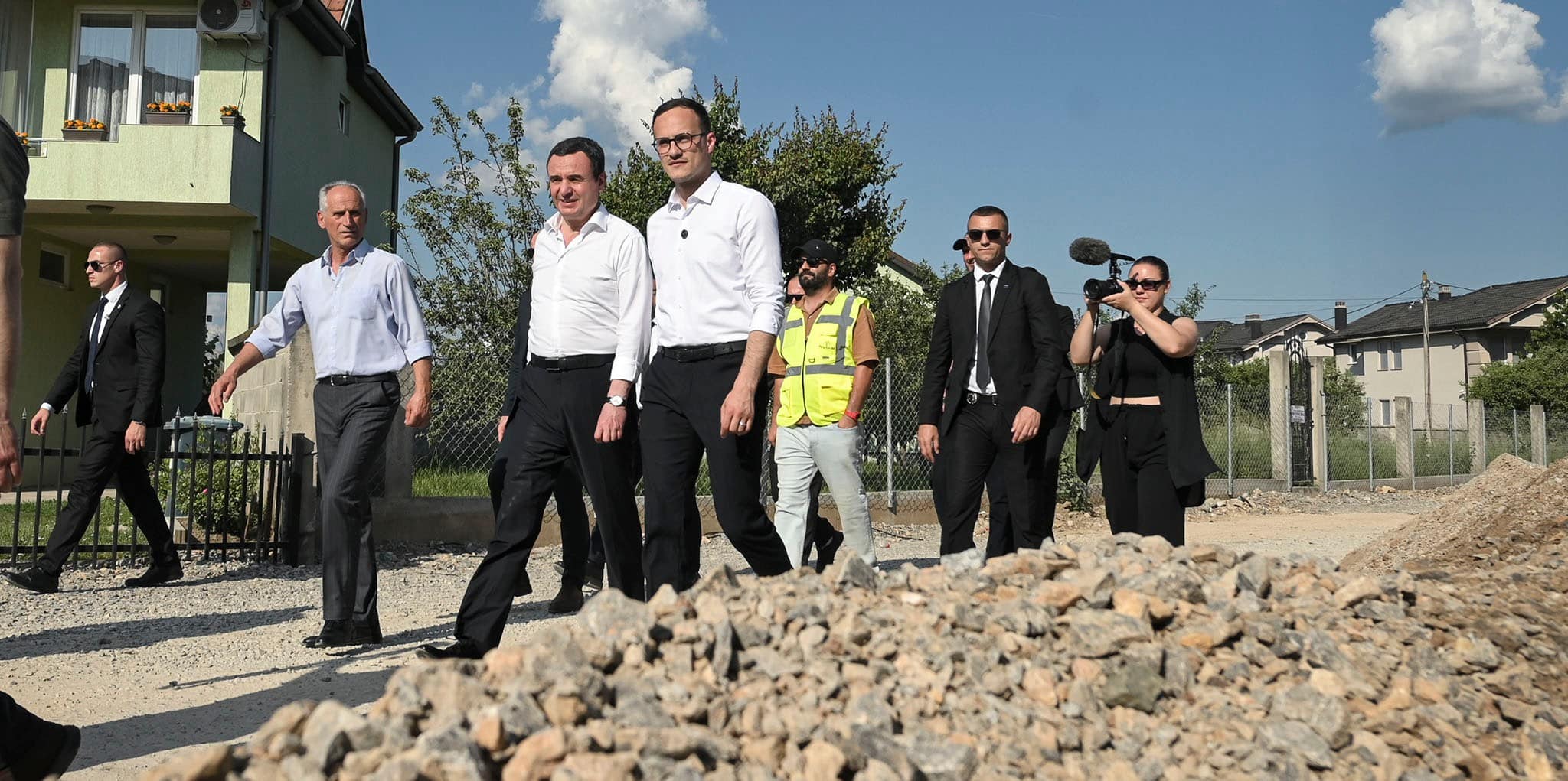 Kryeministri Kurti vizitoi punimet në rrugën “Hamdi Kurteshi” në Gjilan