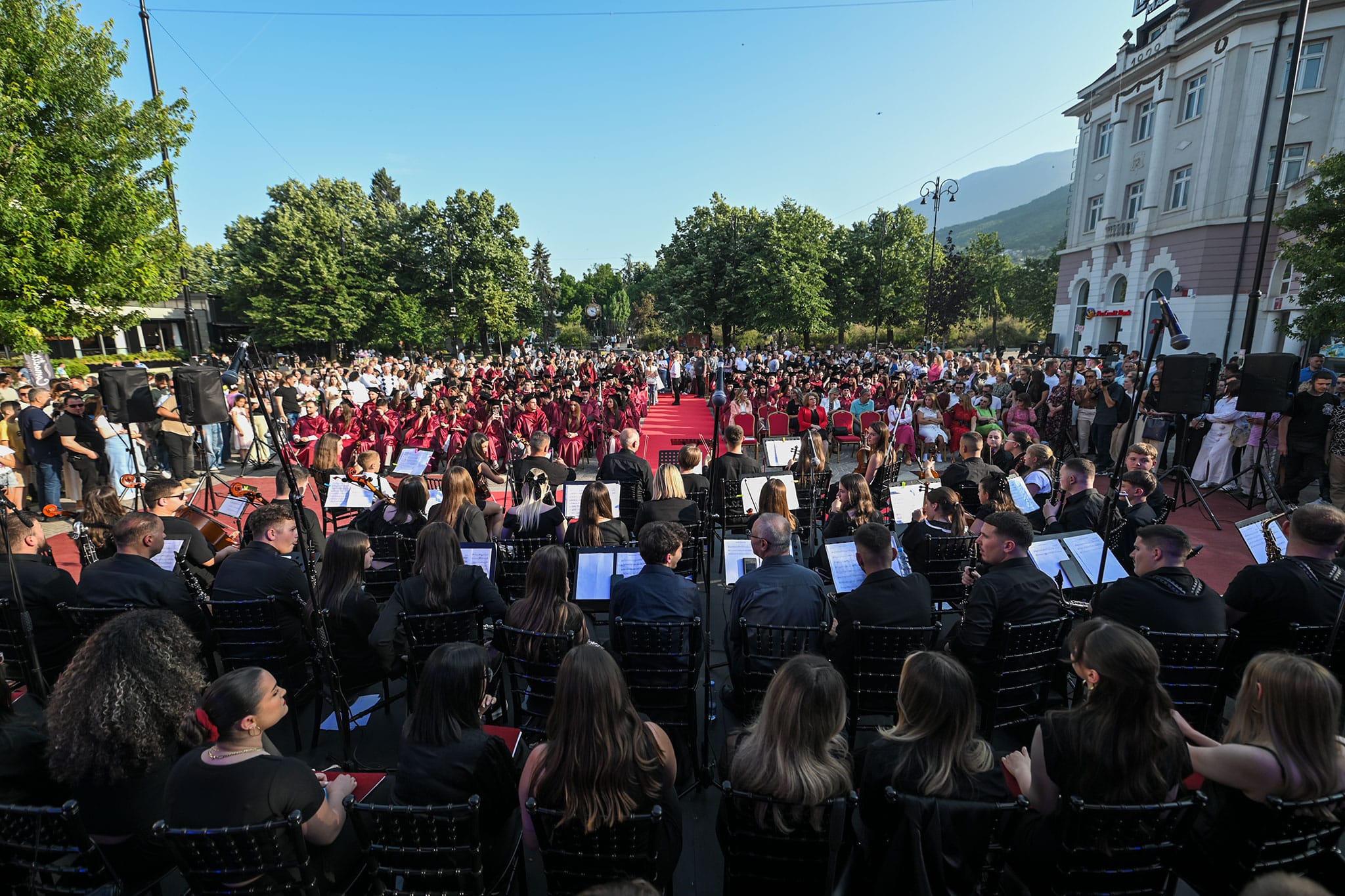 Premijer Kurti učestvovao je na ceremoniji dodele diploma studentima Univerziteta „Haxhi Zeka“ u Peći