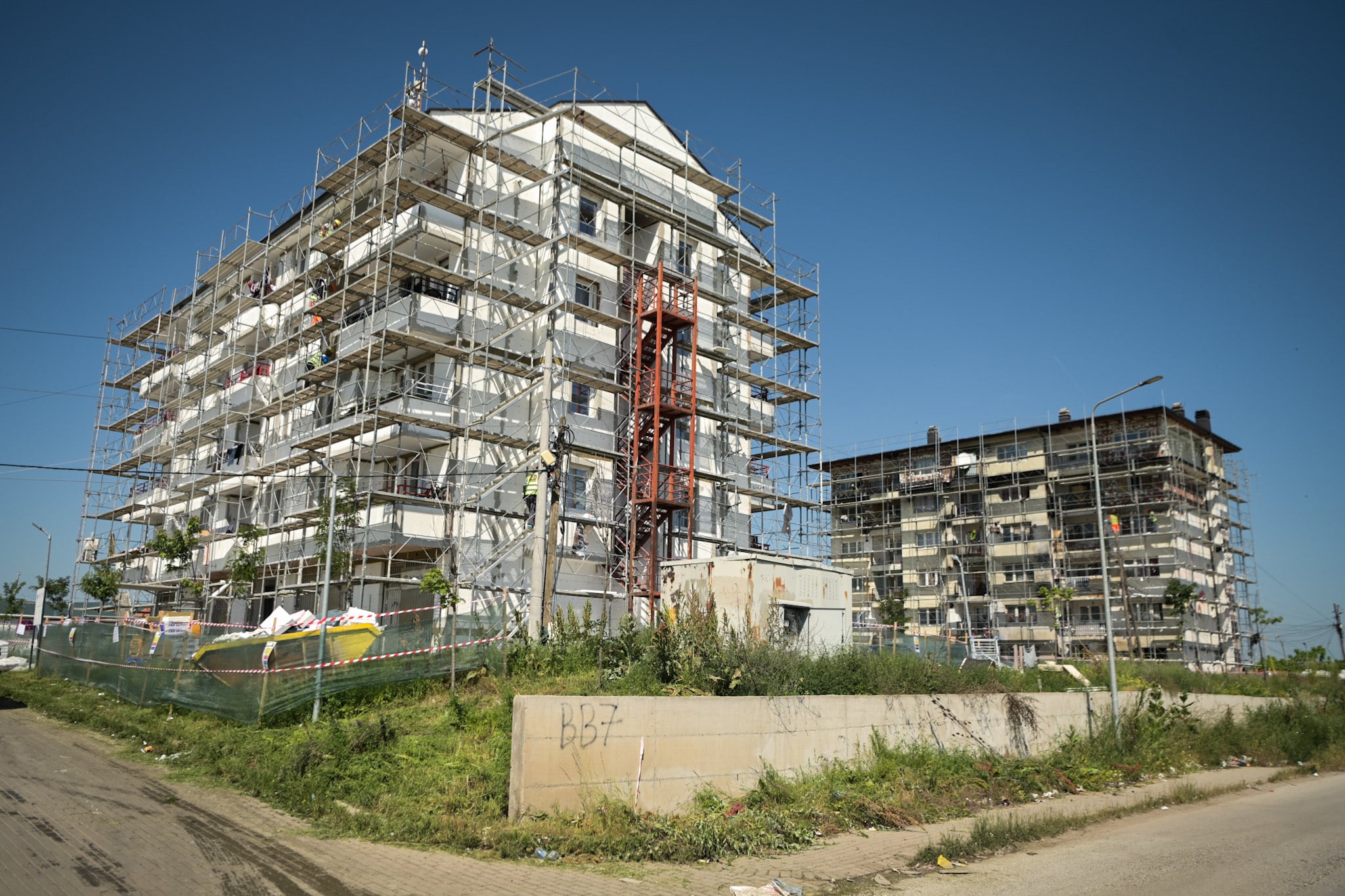 Kryeministri Kurti viziton punimet për renovimin e 59 banesave sociale në Plemetin të Komunës së Obiliqit