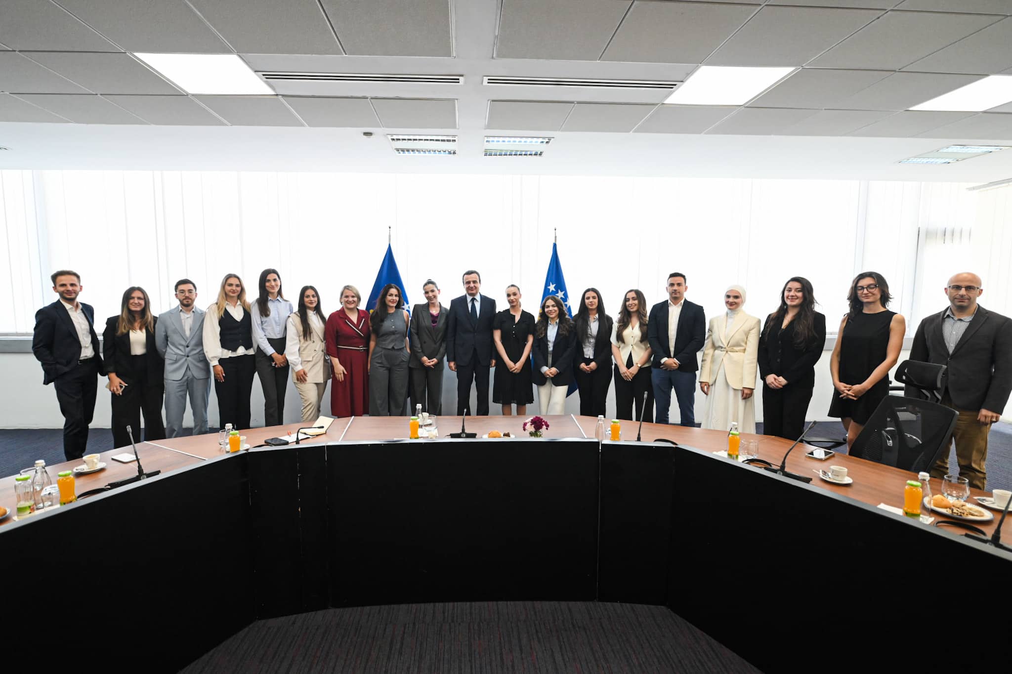 Premijer Kurti sastao se sa trećom generacijom Programa građanske diplomatije