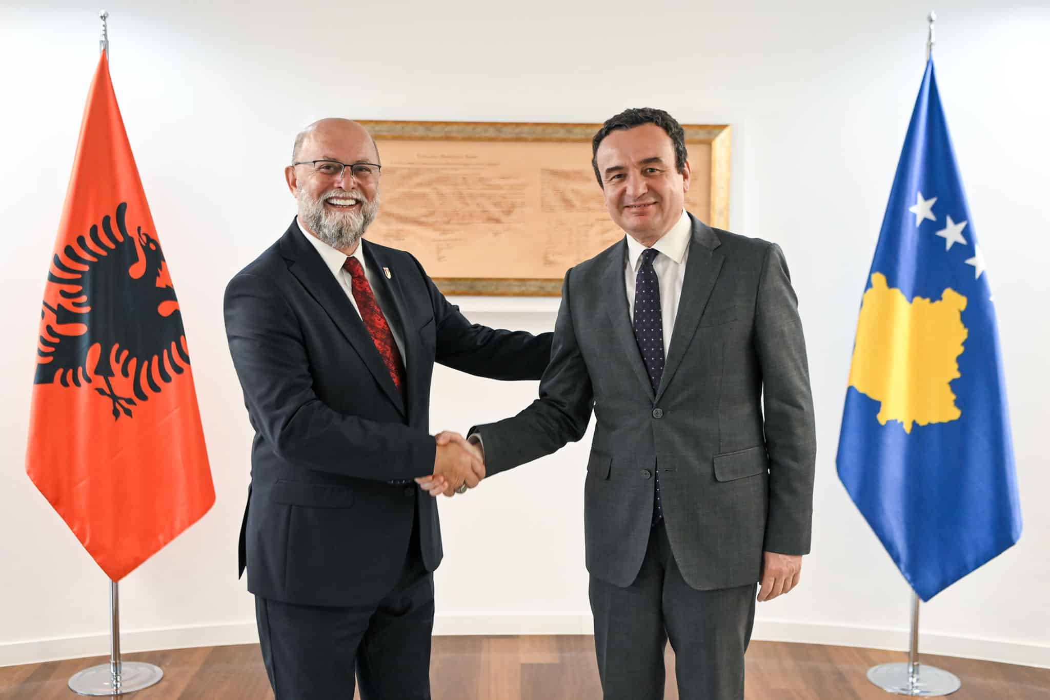 Kryeministri Kurti takoi Ambasadorin e Shqipërisë në Kosovë, Petrit Malaj
