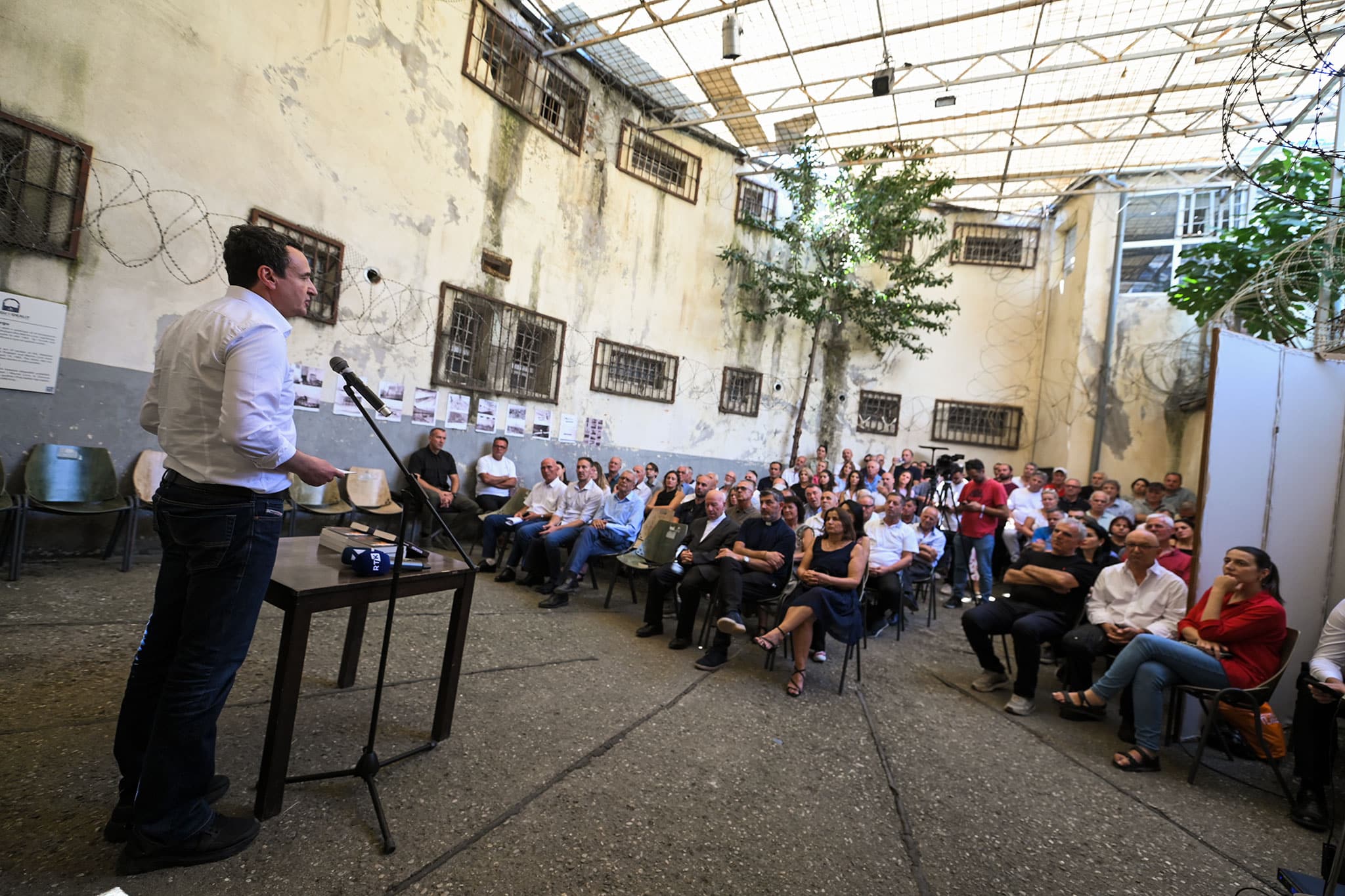 Kryeministri Kurti mori pjesë në promovimin e librit “Përpjekja”
