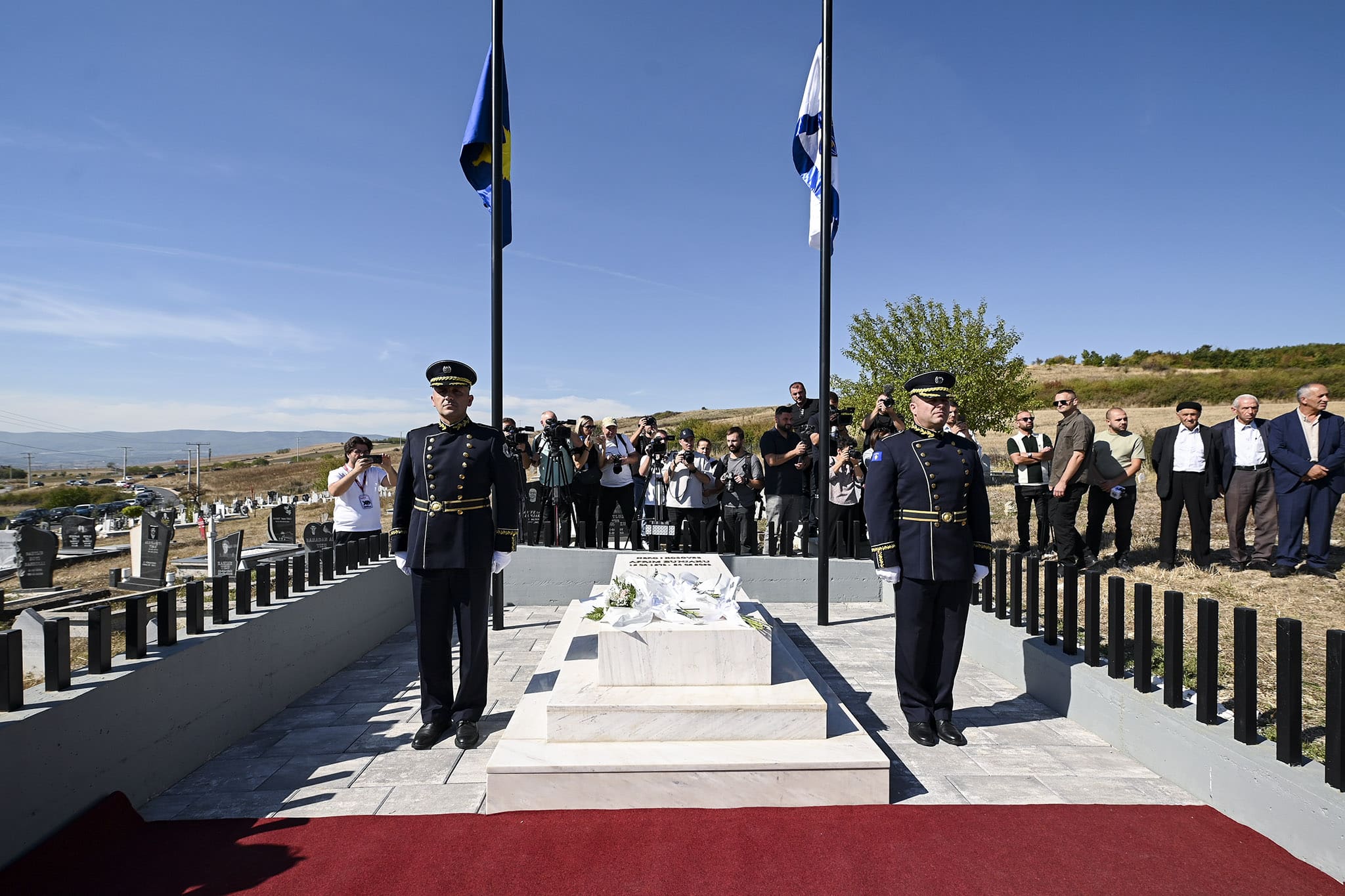 Premijer Kurti posetio porodicu Bunjaku i odao počast kod groba heroja Kosova, Afrima Bunjakua, povodom druge godišnjice njegove smrti