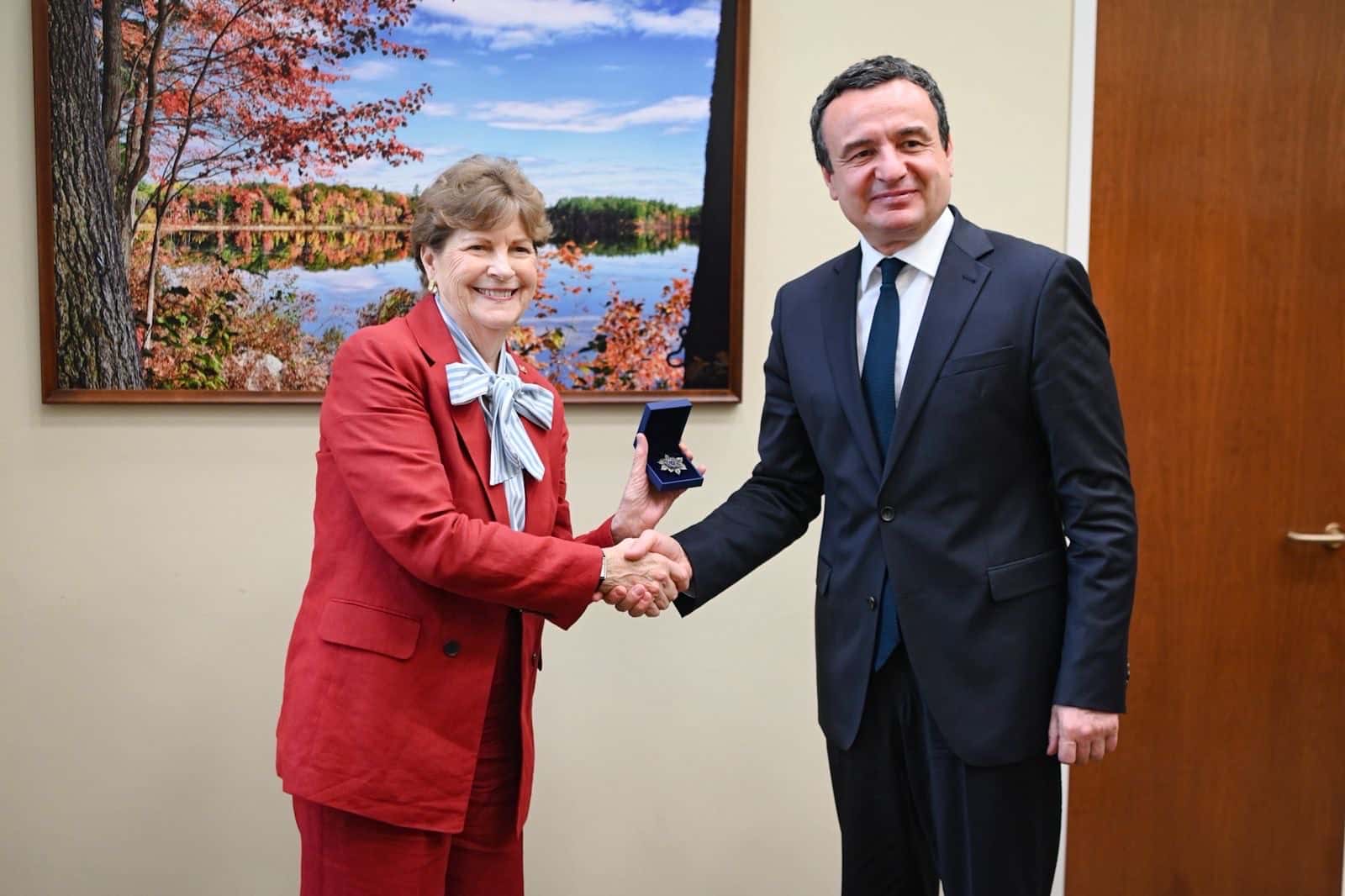 Kryeministri Kurti takoi senatoren amerikane Jeanne Shaheen