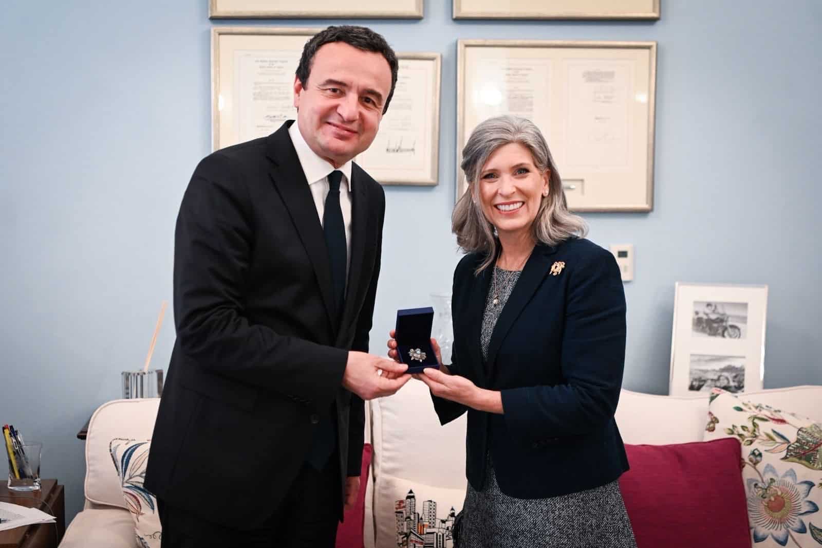 Kryeministri Kurti takoi senatoren Joni Ernst