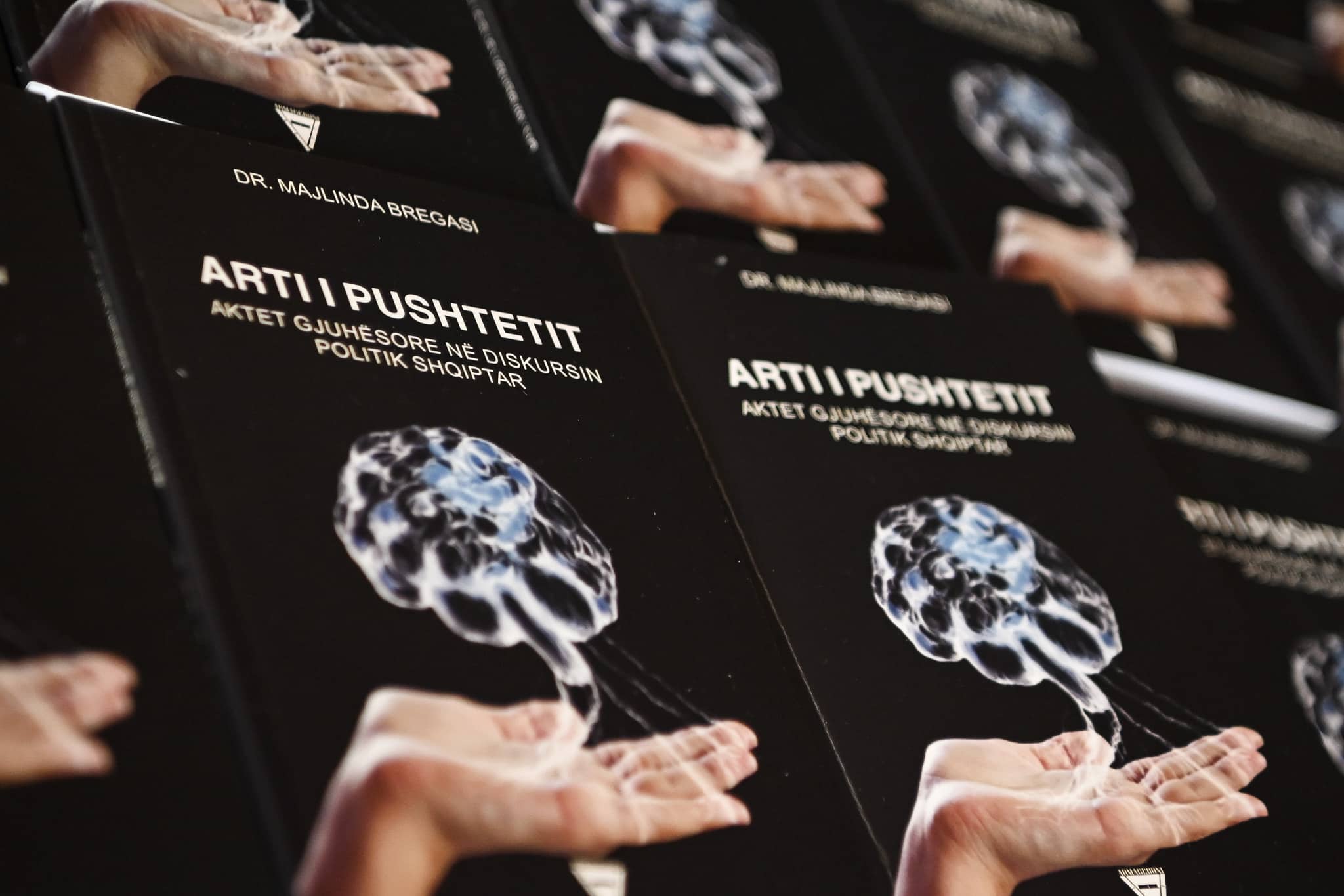 Kryeministri Kurti mori pjesë në promovimin e librit “Arti i Pushtetit: Aktet Gjuhësore në Diskursin Politik Shqiptar” nga autorja Majlinda Bregasi
