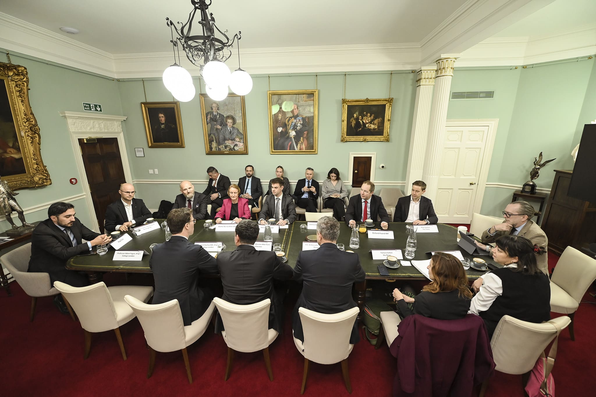 Kryeministri Kurti mirëpritet në institucionin prestigjioz britanik Instituti Mbretëror i Shërbimeve të Bashkuara (RUSI)