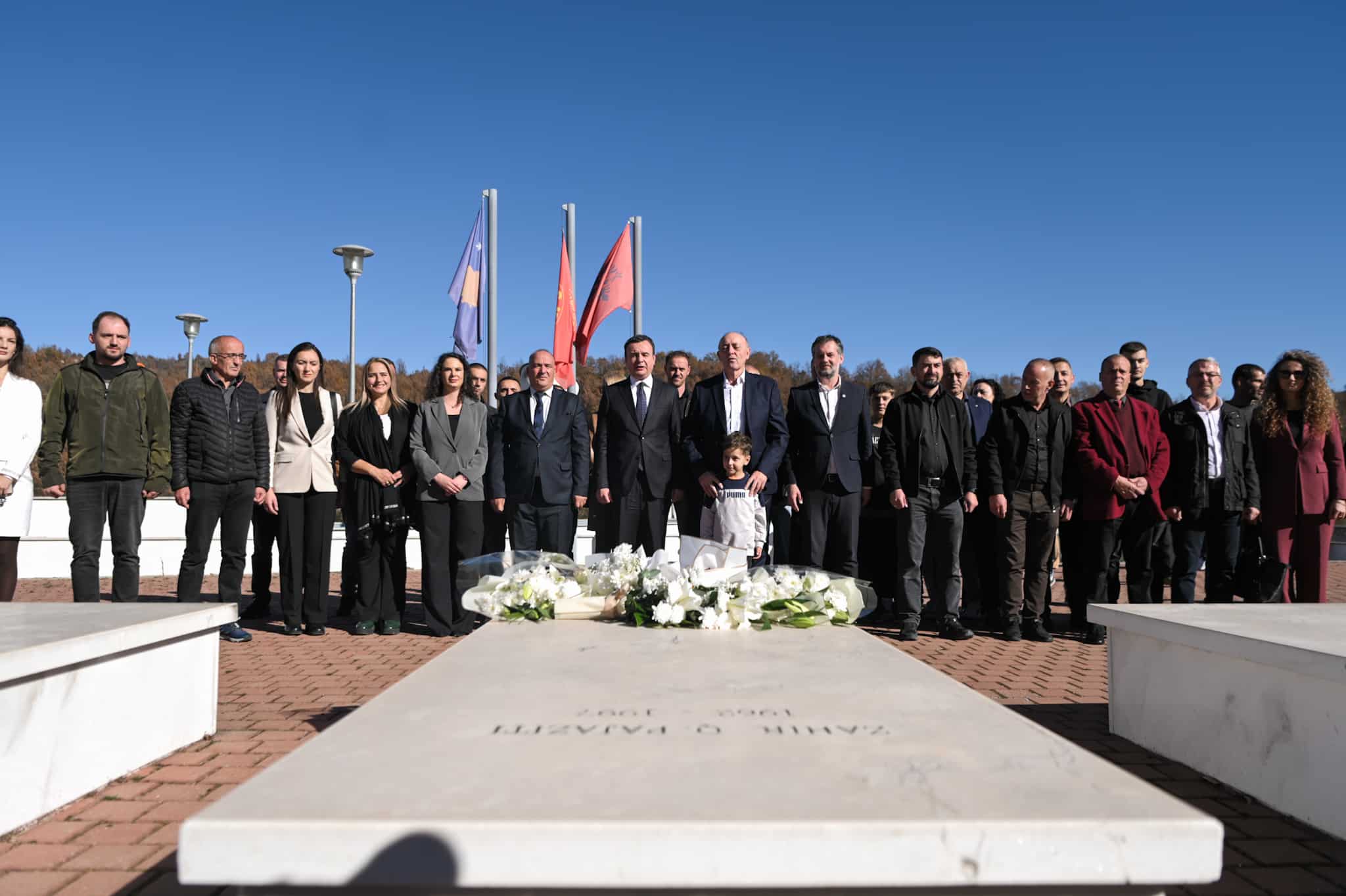 Premijer Kurti odao poštu grobu Nacionalnog heroja Zahira Pajazitija, povodom njegovog 63. rođendana