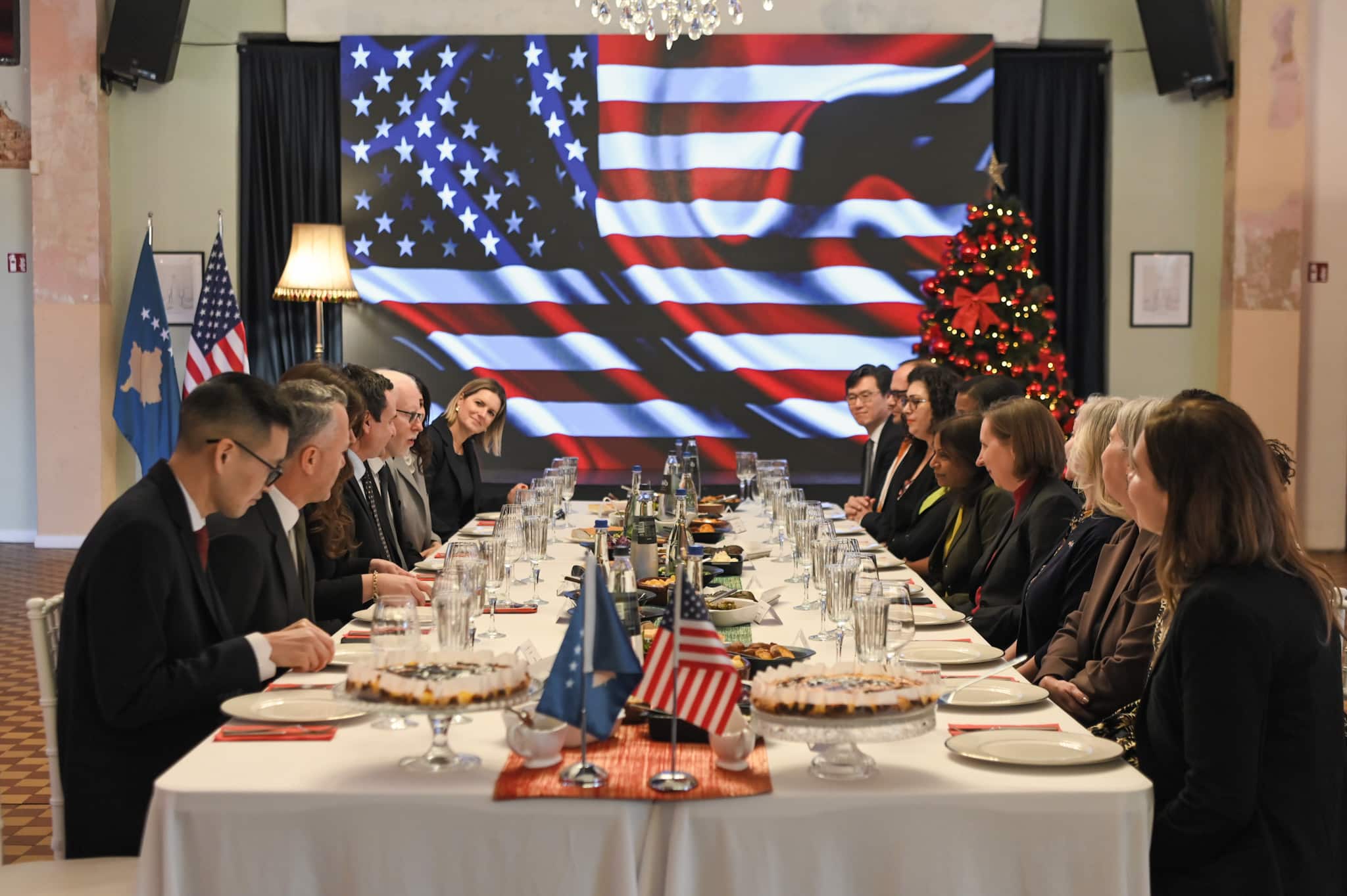 Premijer Kurti priredio ručak za otpravnicu poslova Anu Pratipati i njeno osoblje na Dan zahvalnosti