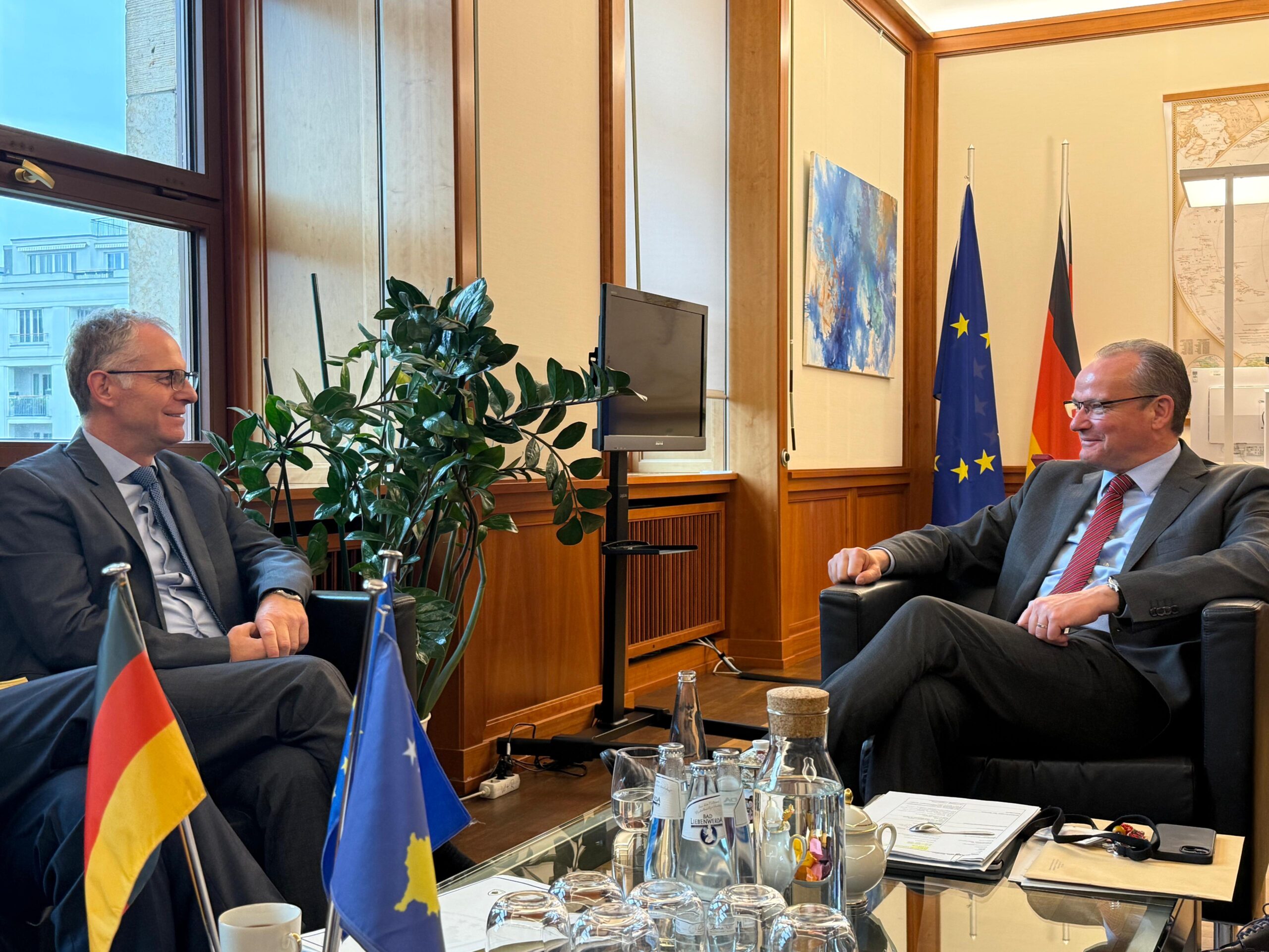 Zamenika premijera Bislimija dočekao je nemački državni ministar za Evropu, Ginter Krihbaum